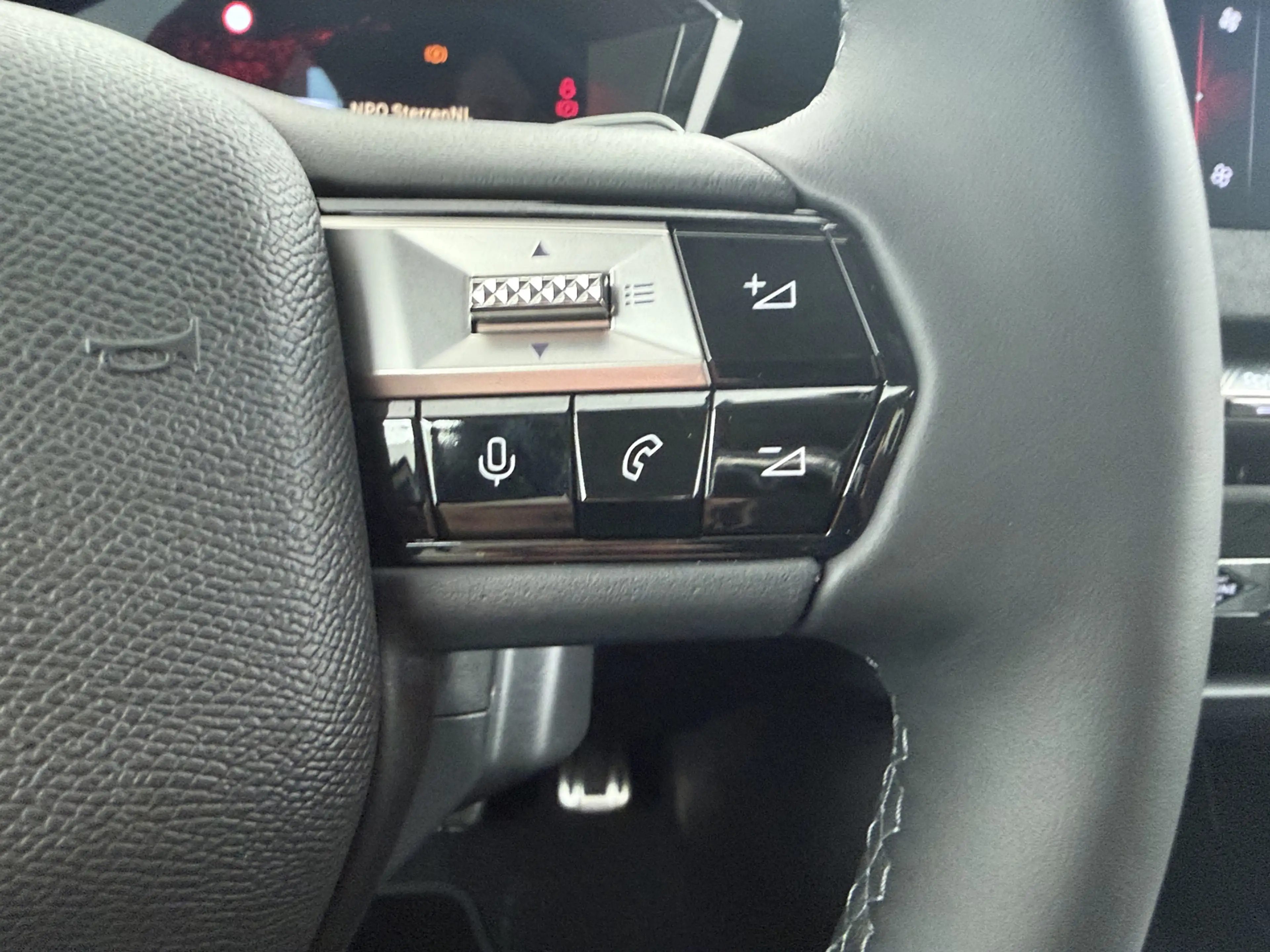 DS Automobiles N°4 E-Tense Étoile | 10" capacitive touchscreen (perso — photo 23