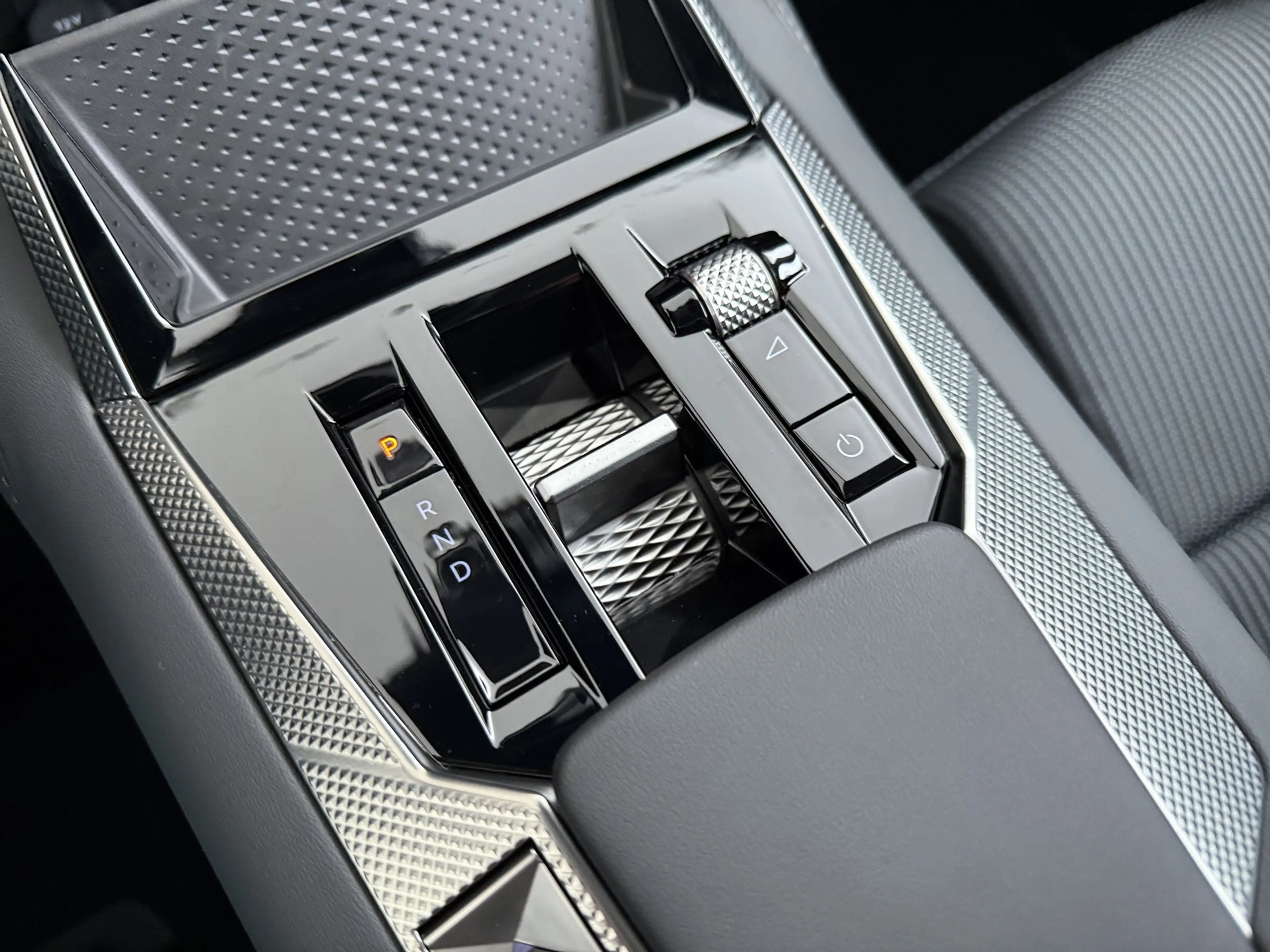 DS Automobiles N°4 E-Tense Étoile | 10" capacitive touchscreen (perso — photo 21