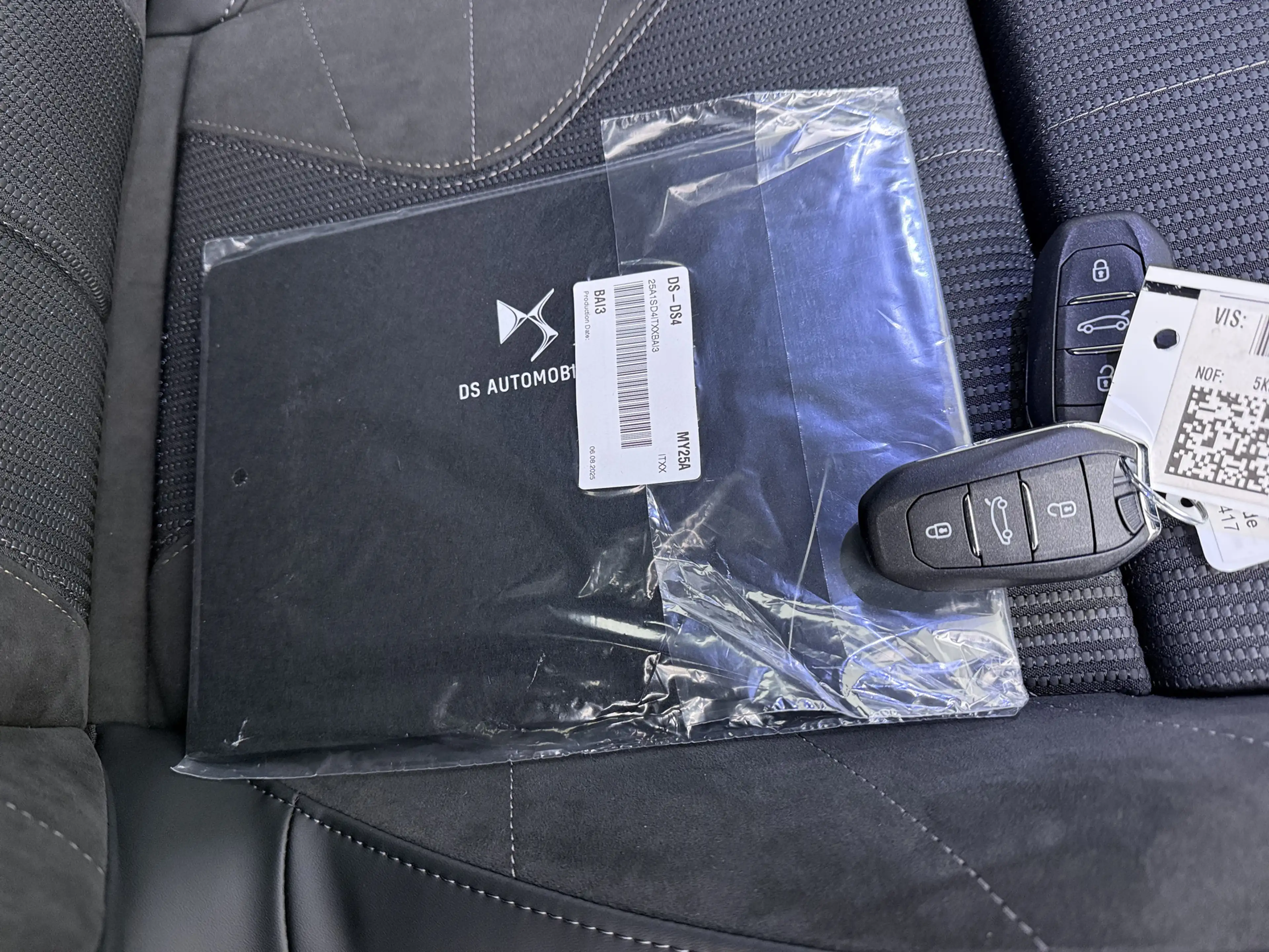 DS Automobiles N°4 E-Tense Étoile | 10" capacitive touchscreen (perso — photo 36
