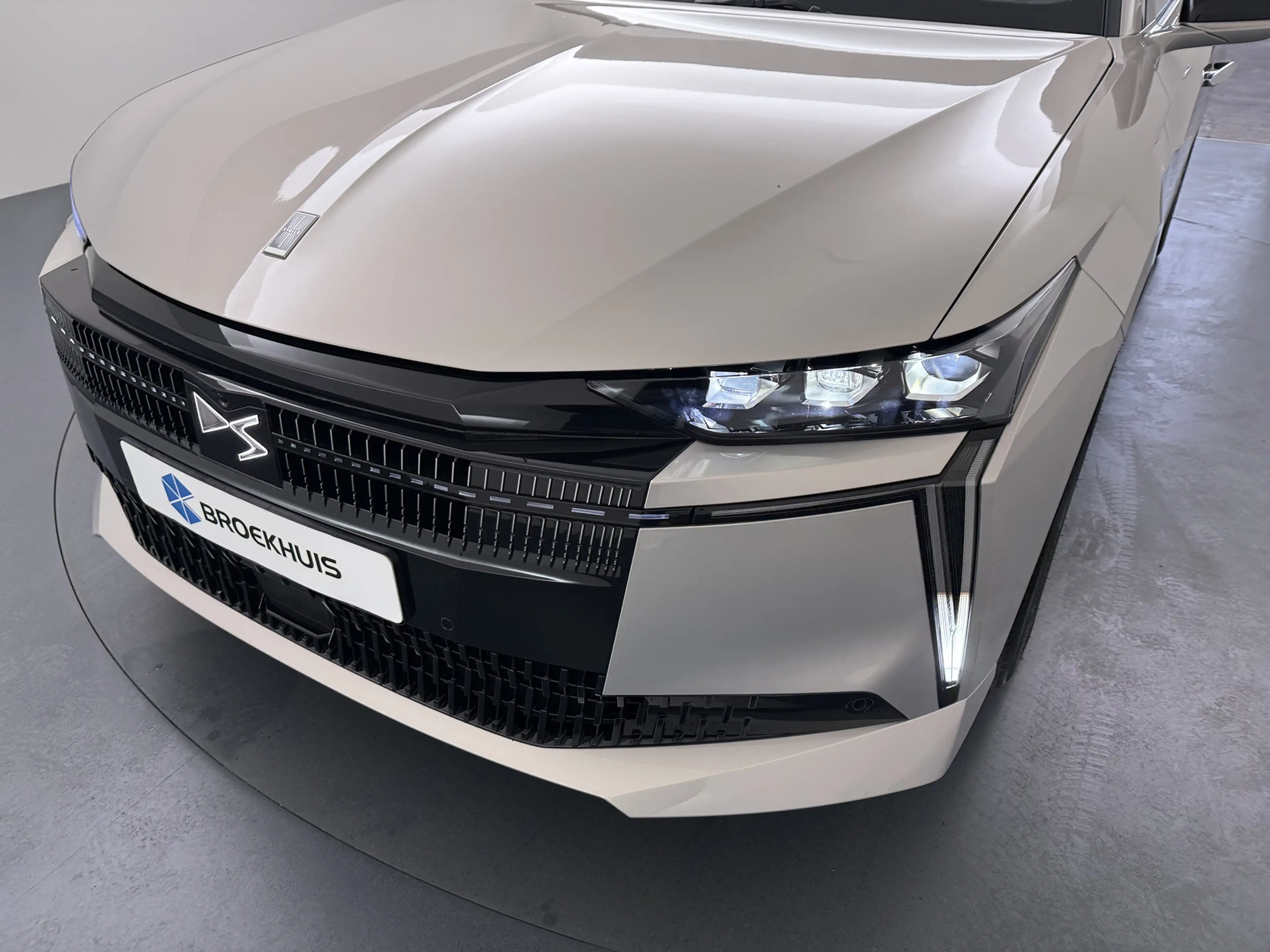 DS Automobiles N°4 E-Tense Étoile | 10" capacitive touchscreen (perso — photo 12