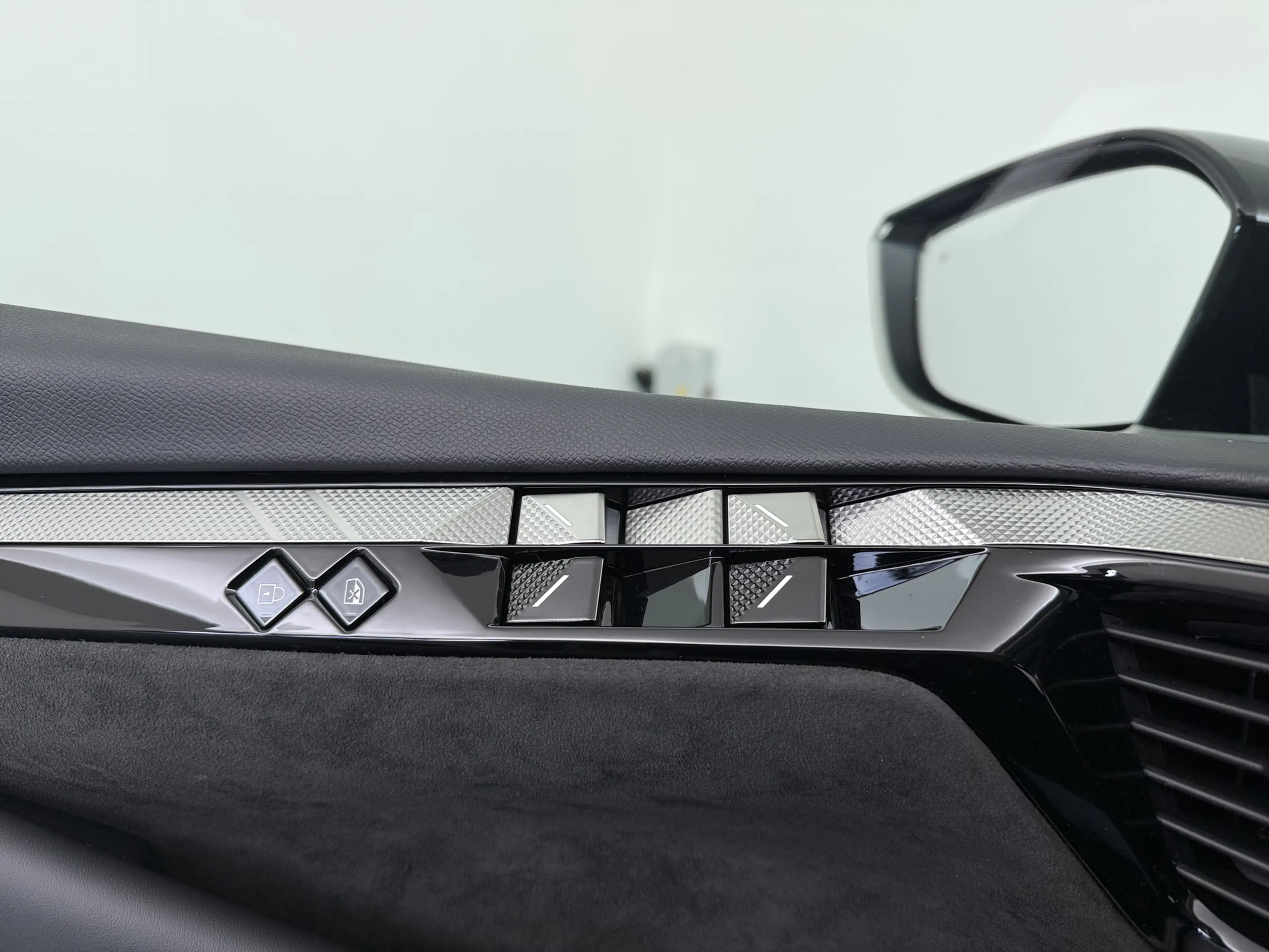 DS Automobiles N°4 E-Tense Étoile | 10" capacitive touchscreen (perso — photo 26