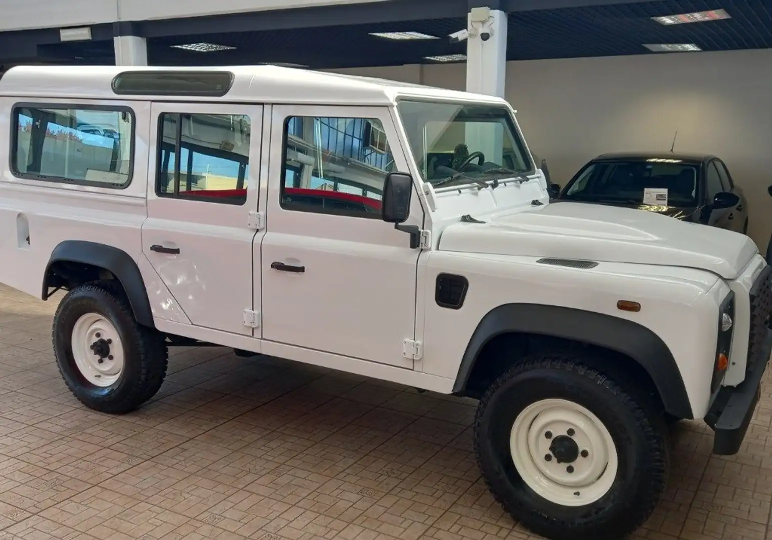 Land Rover Defender 110 2.2 TD4 Station Wagon E N1 Wit - 2