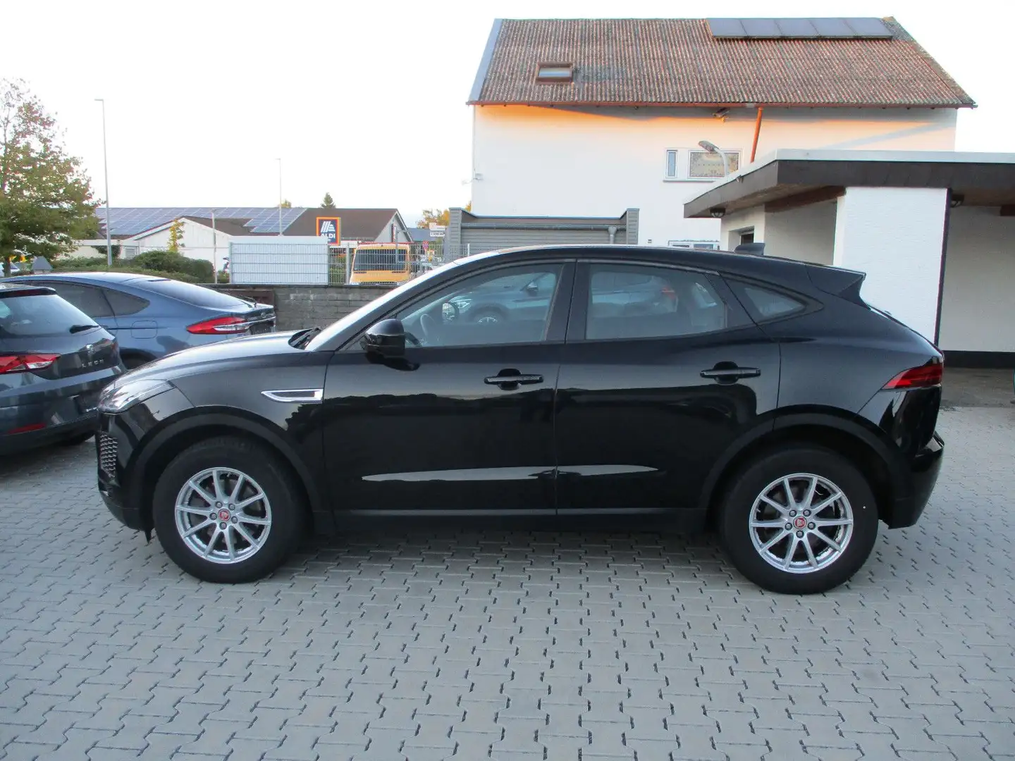 Jaguar E-Pace D NAVI KAMERA LED SPURH SITZHE TEMPOM PDC Schwarz - 1