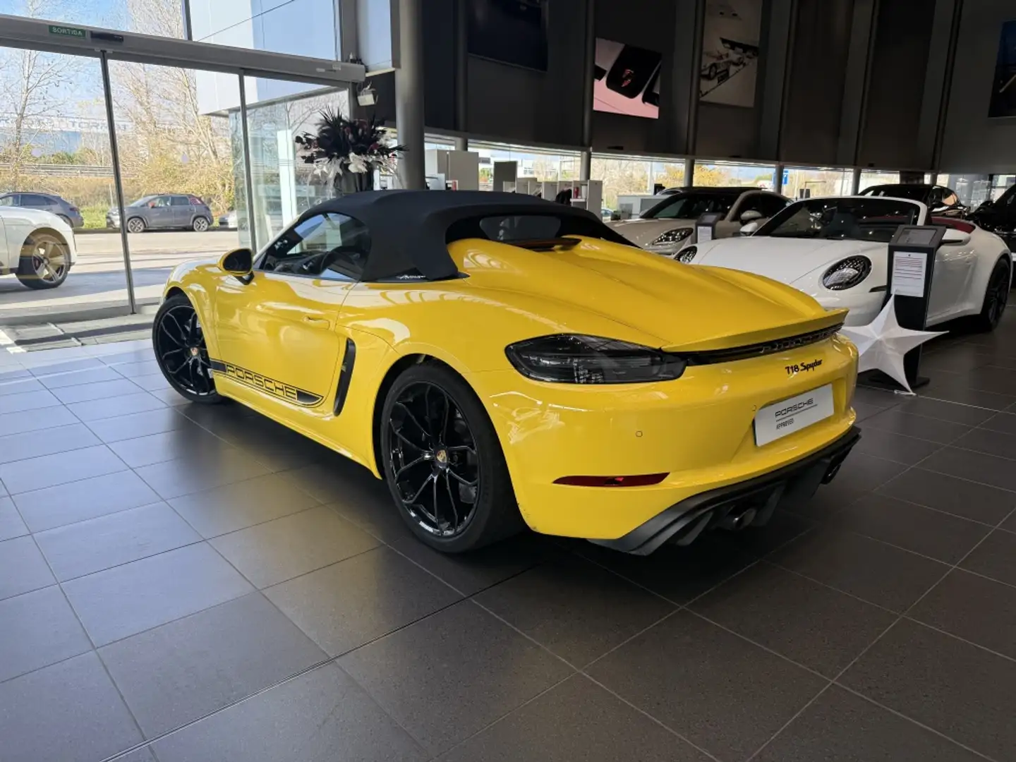 Porsche 718 Spyder PDK Jaune - 2