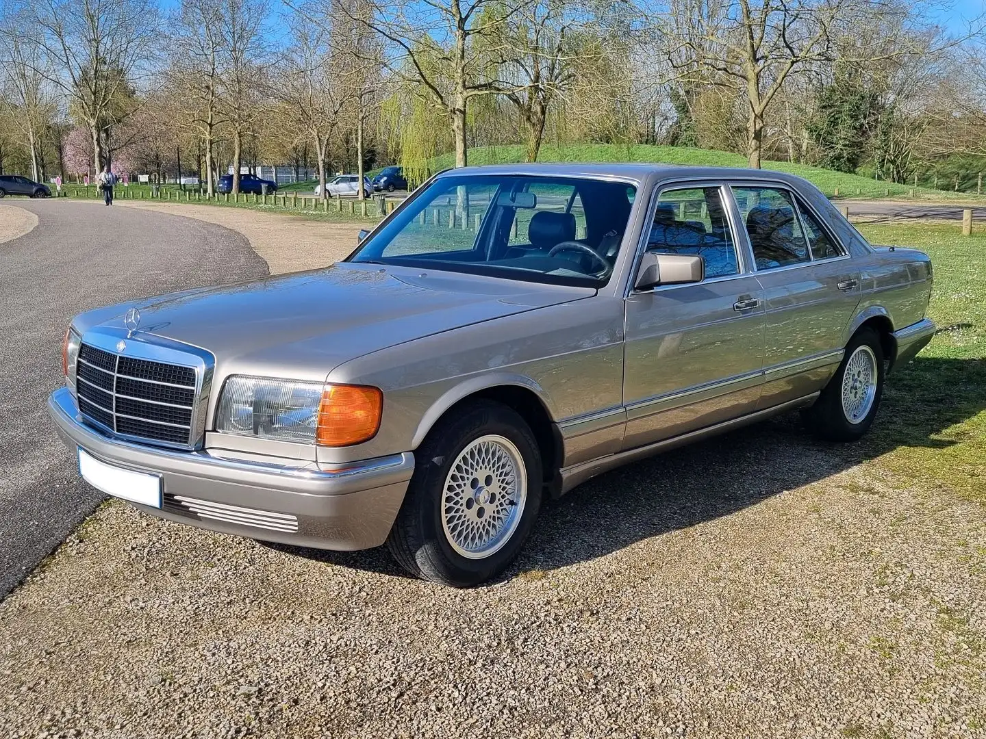 Mercedes-Benz 300 W126 300 SE - 1