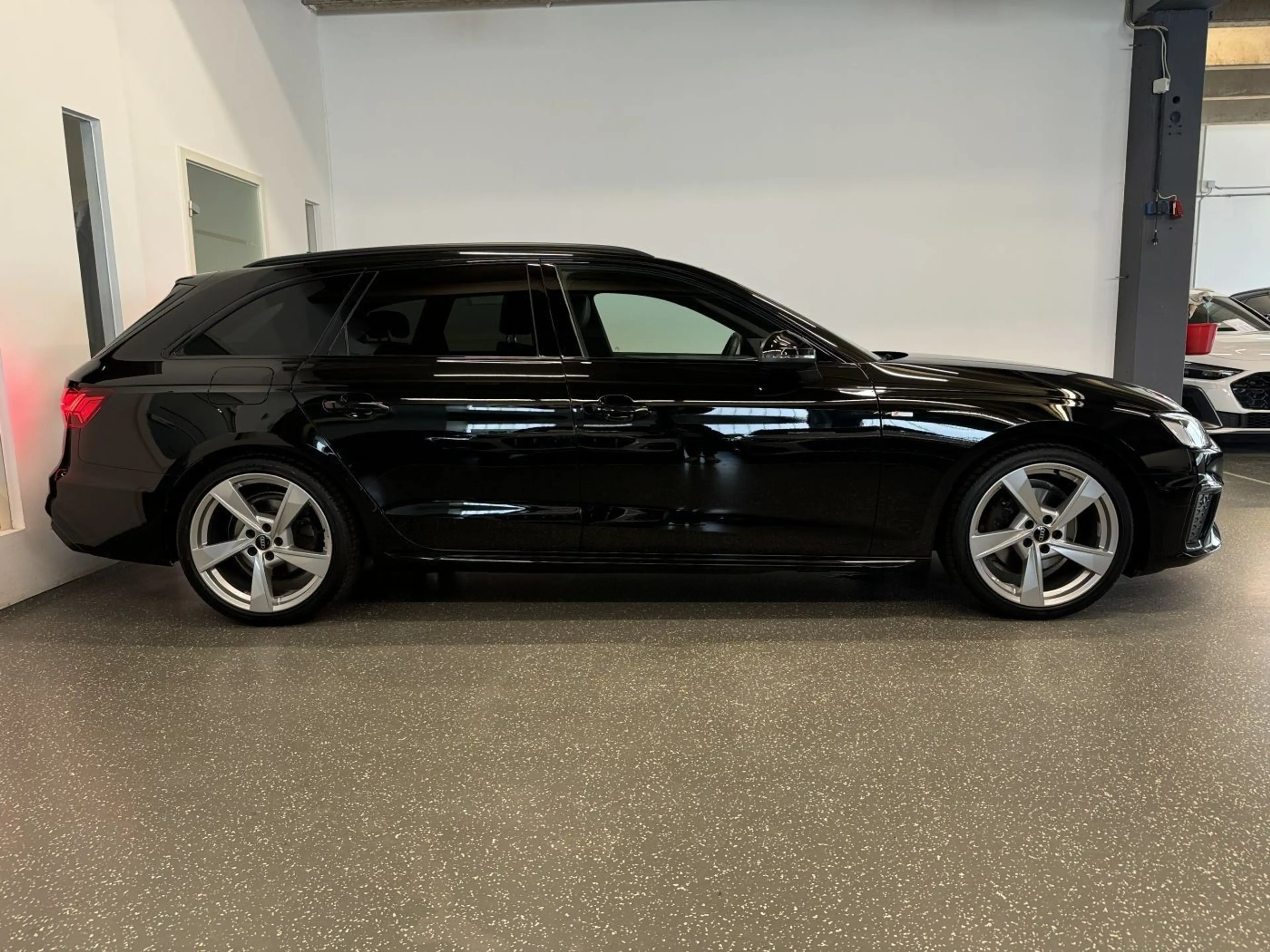 Audi A4 35 2.0 TFSI *3xS-LINE*AHK*VIRTUAL*ACC*LANE*KAMERA — photo 4