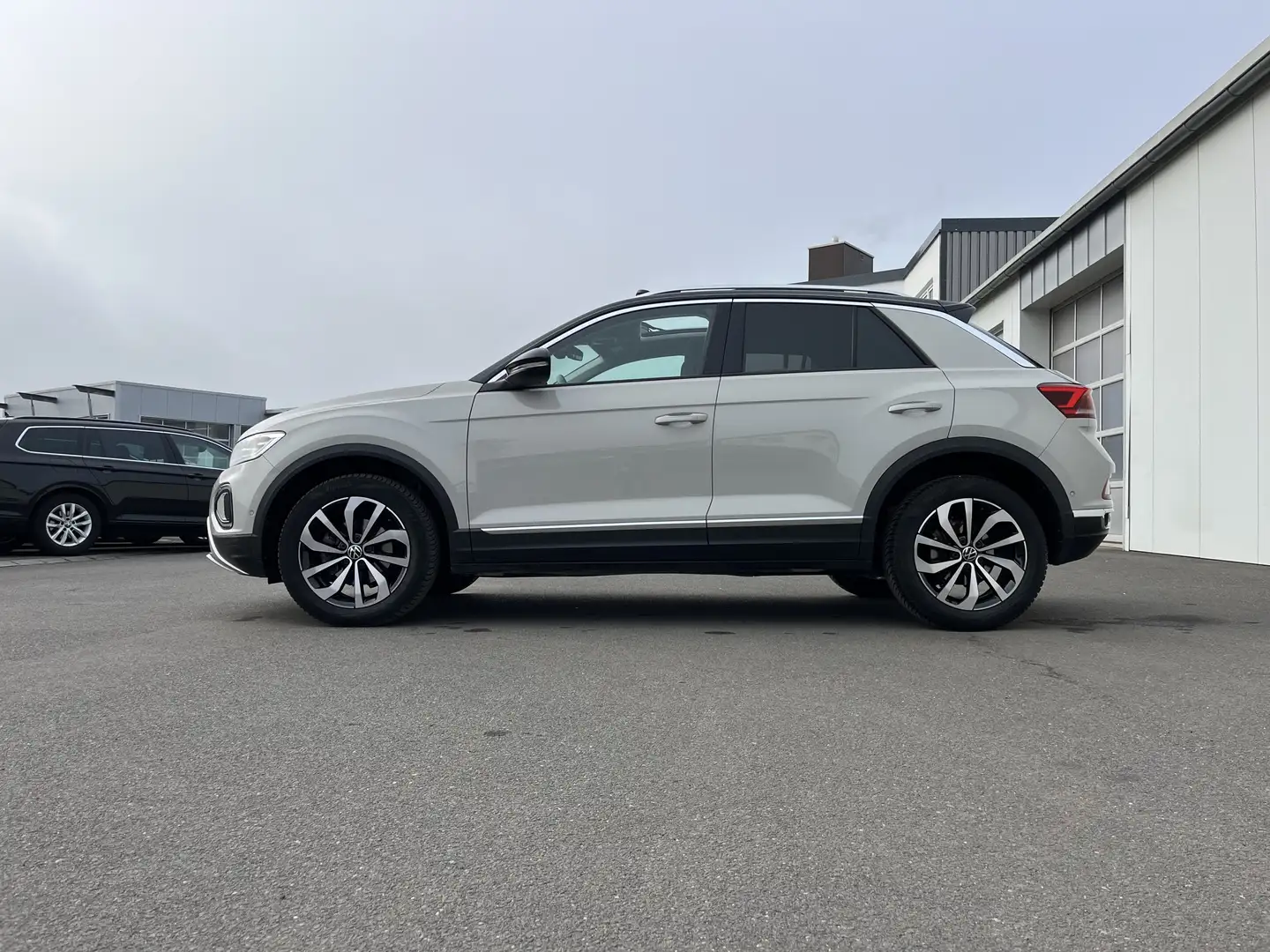 Volkswagen T-Roc 1.5 TSI DSG Style 188€ m. 20% Anzahlung AHK STHZ Gris - 2