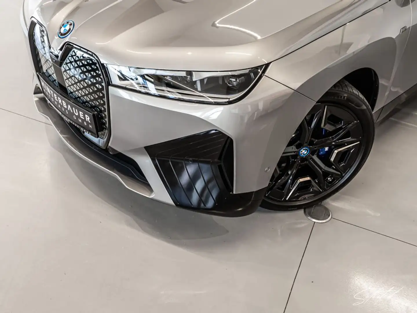 BMW iX xDrive M60*AHK*LUFTFED*PANO*BATTERIEZERTIFIKAT Grau - 2