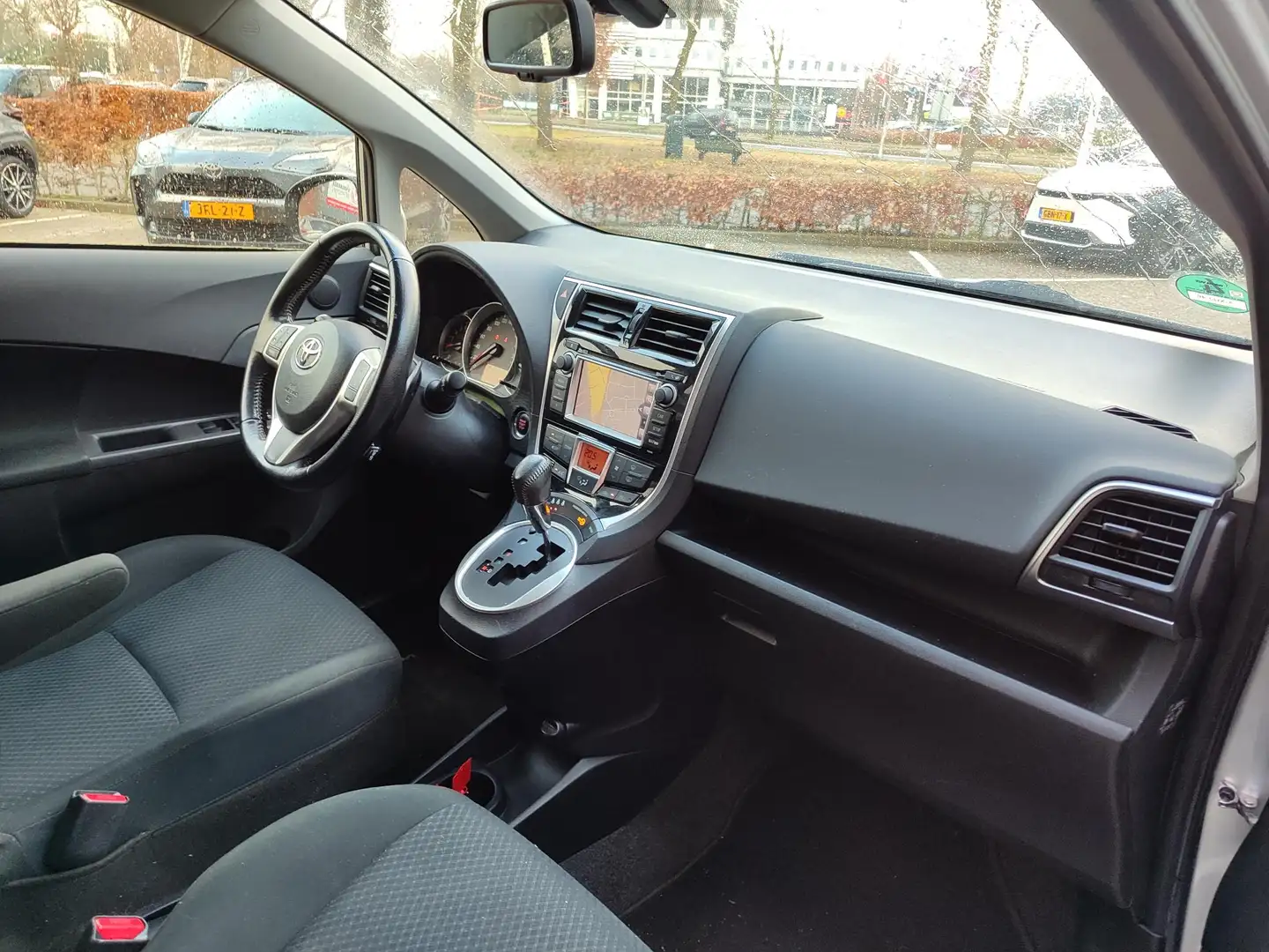 Toyota Verso-S 1.3 VVT-i DYNAMIC AUTOMAAT TREKHAAK PARK-SENSOREN Grau - 2