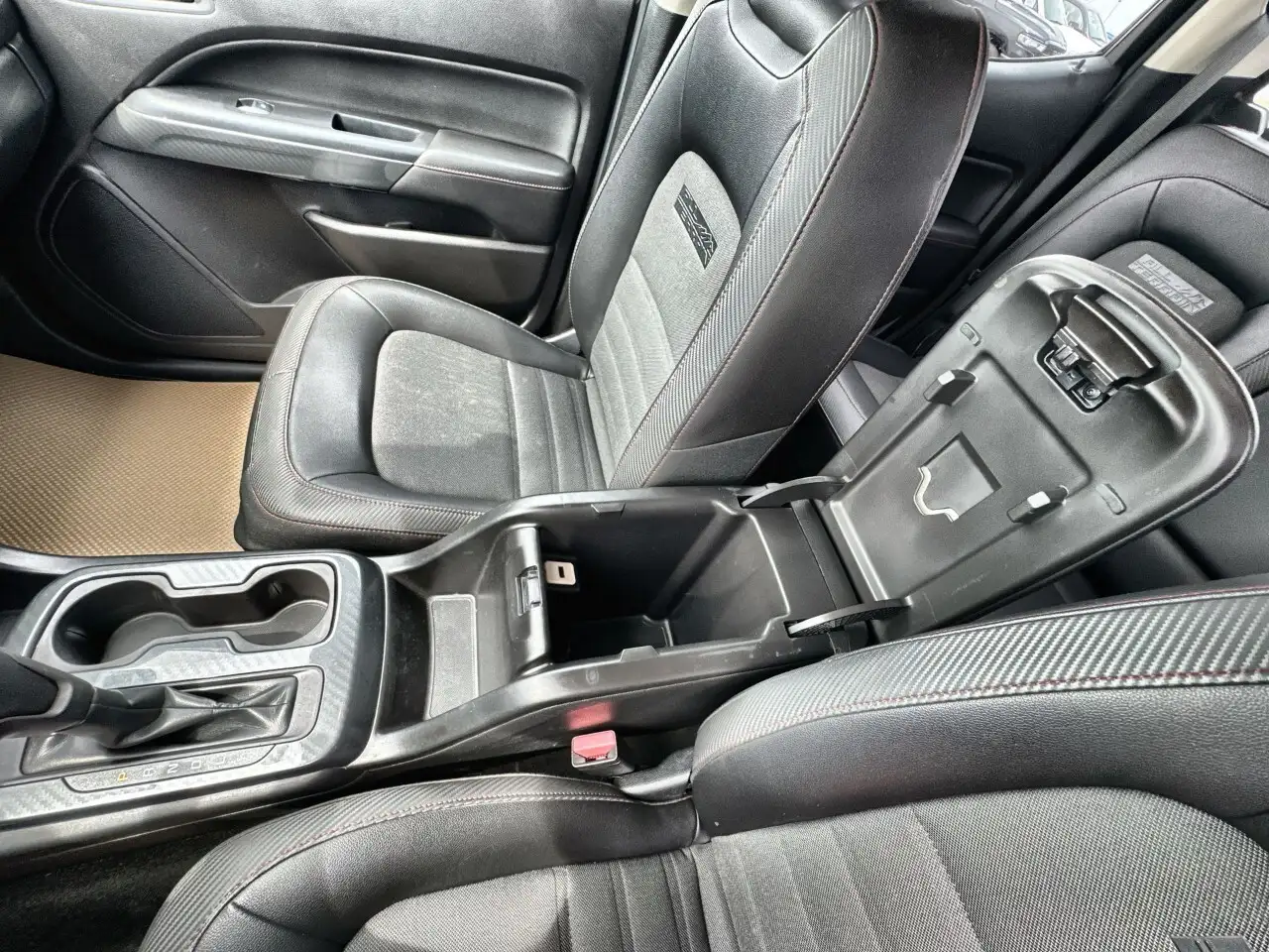 GMC Canyon photo GMC Canyon