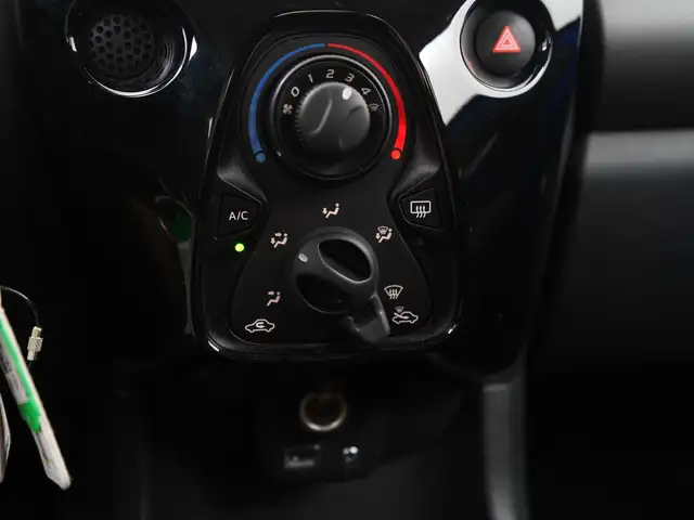 Peugeot 108 view 11