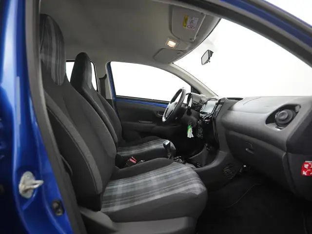 Peugeot 108 view 3
