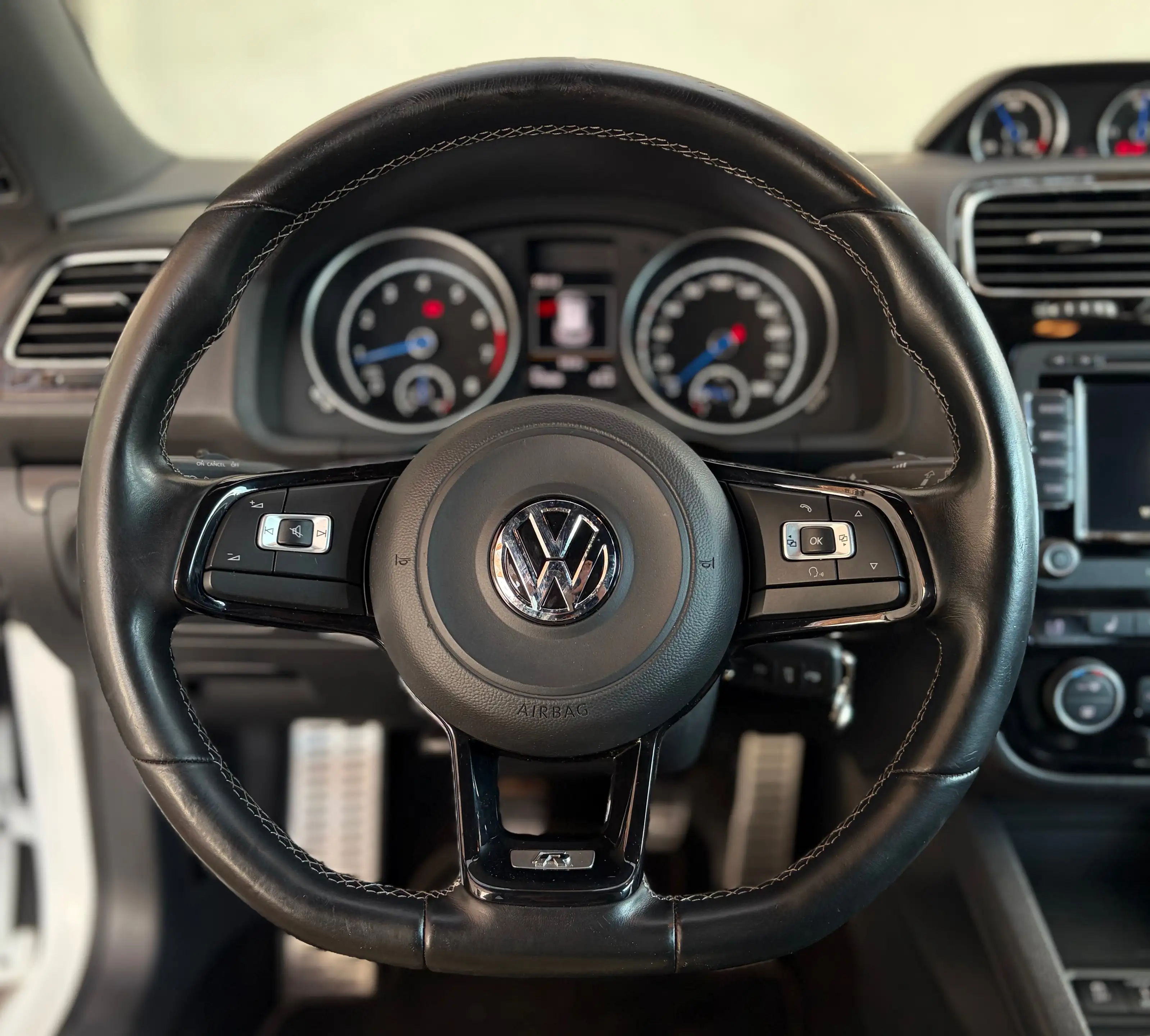Volkswagen Scirocco Scirocco R 2.0 TSI — photo 11
