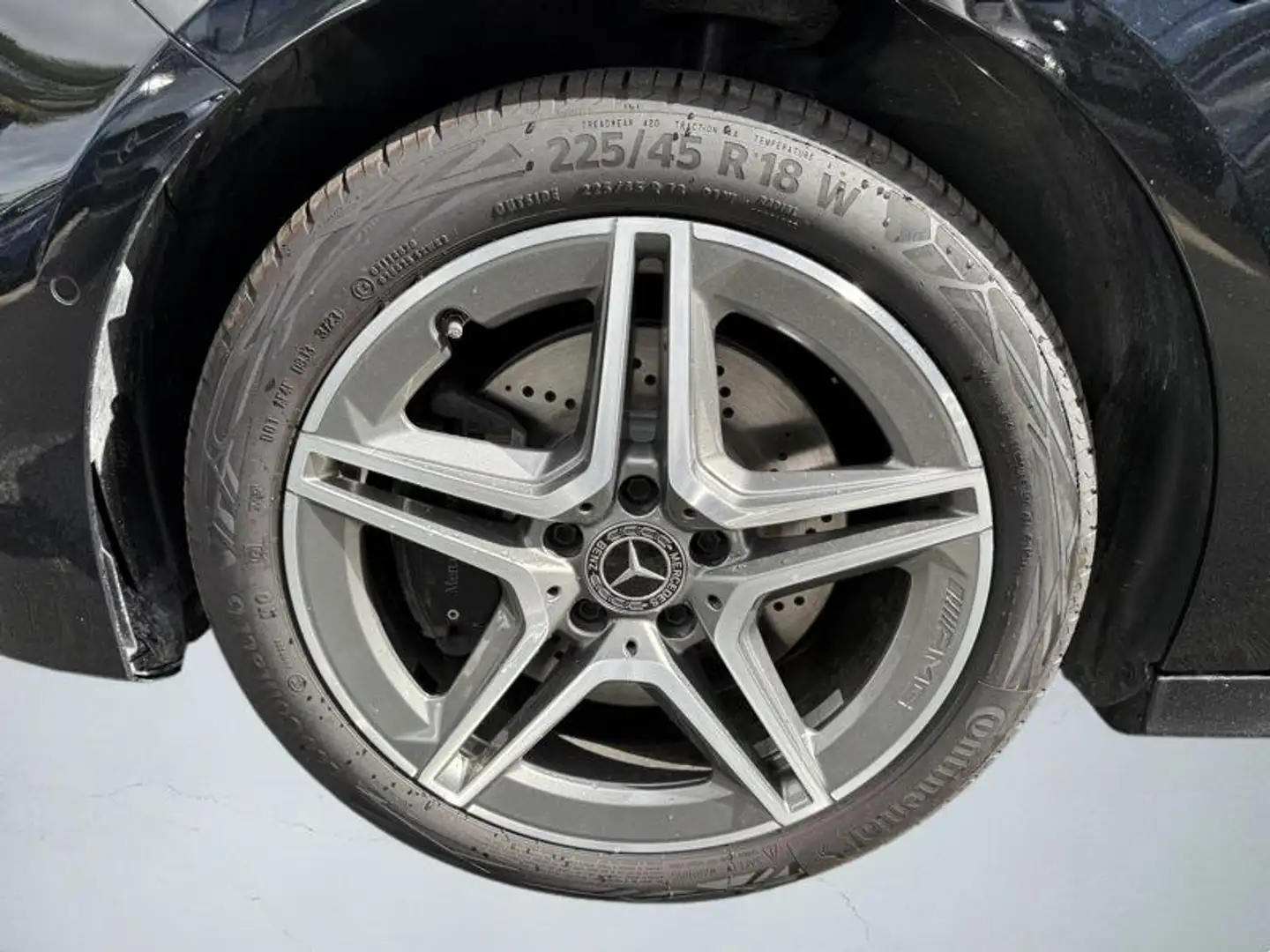 Mercedes-Benz A 250 e AMG Line Schwarz - 2