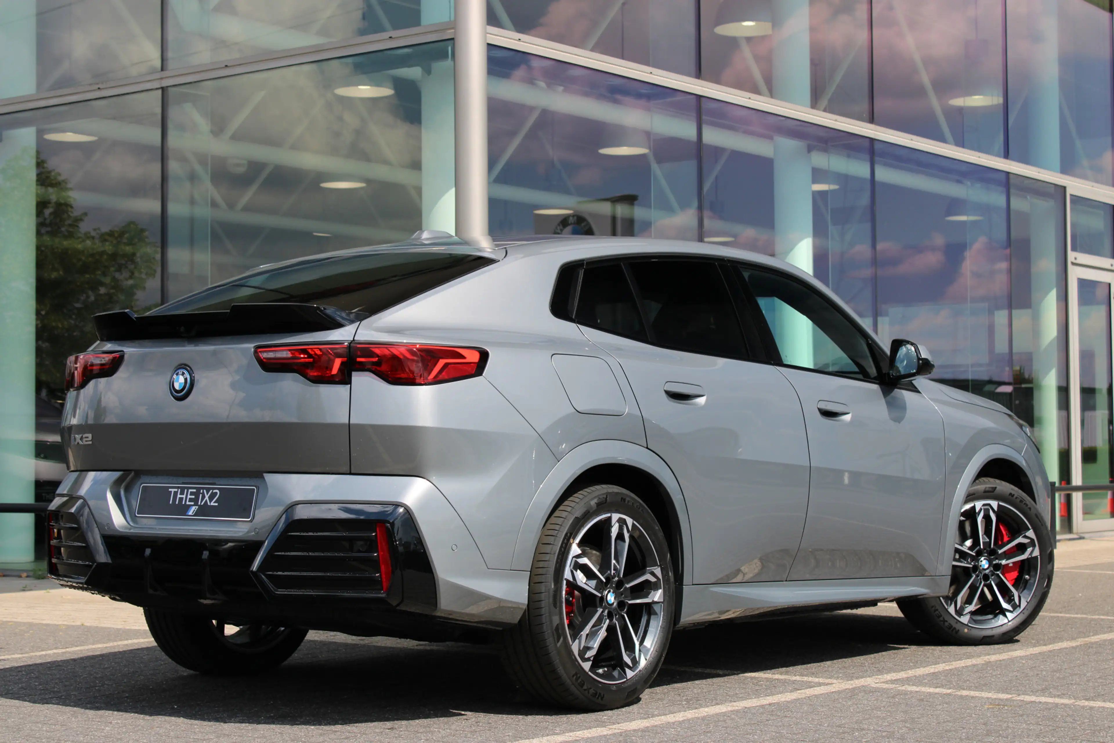 BMW iX2 eDrive20 M Sport / Panoramadak / Trekhaak / Sports — photo 9