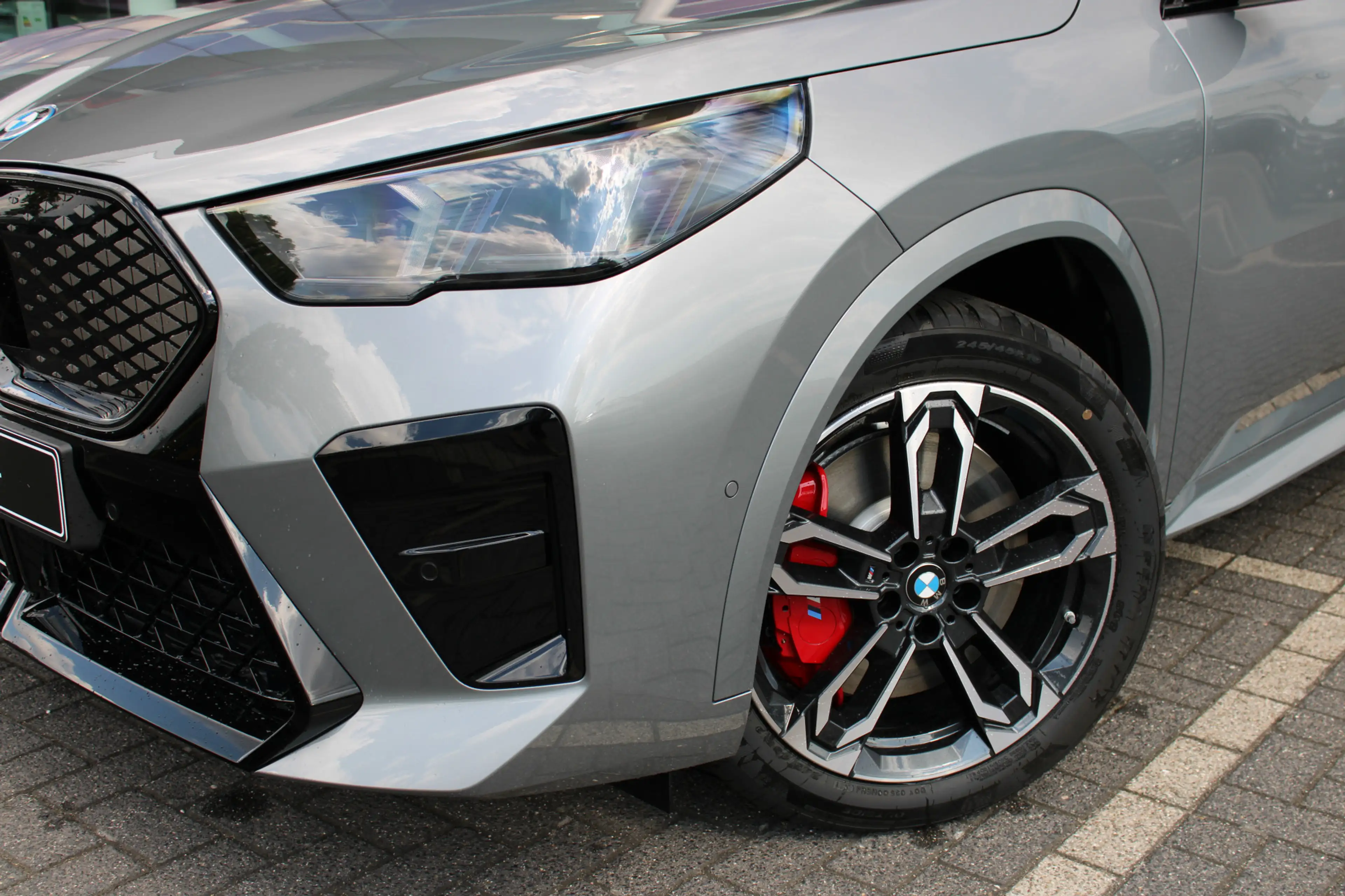 BMW iX2 eDrive20 M Sport / Panoramadak / Trekhaak / Sports — photo 2