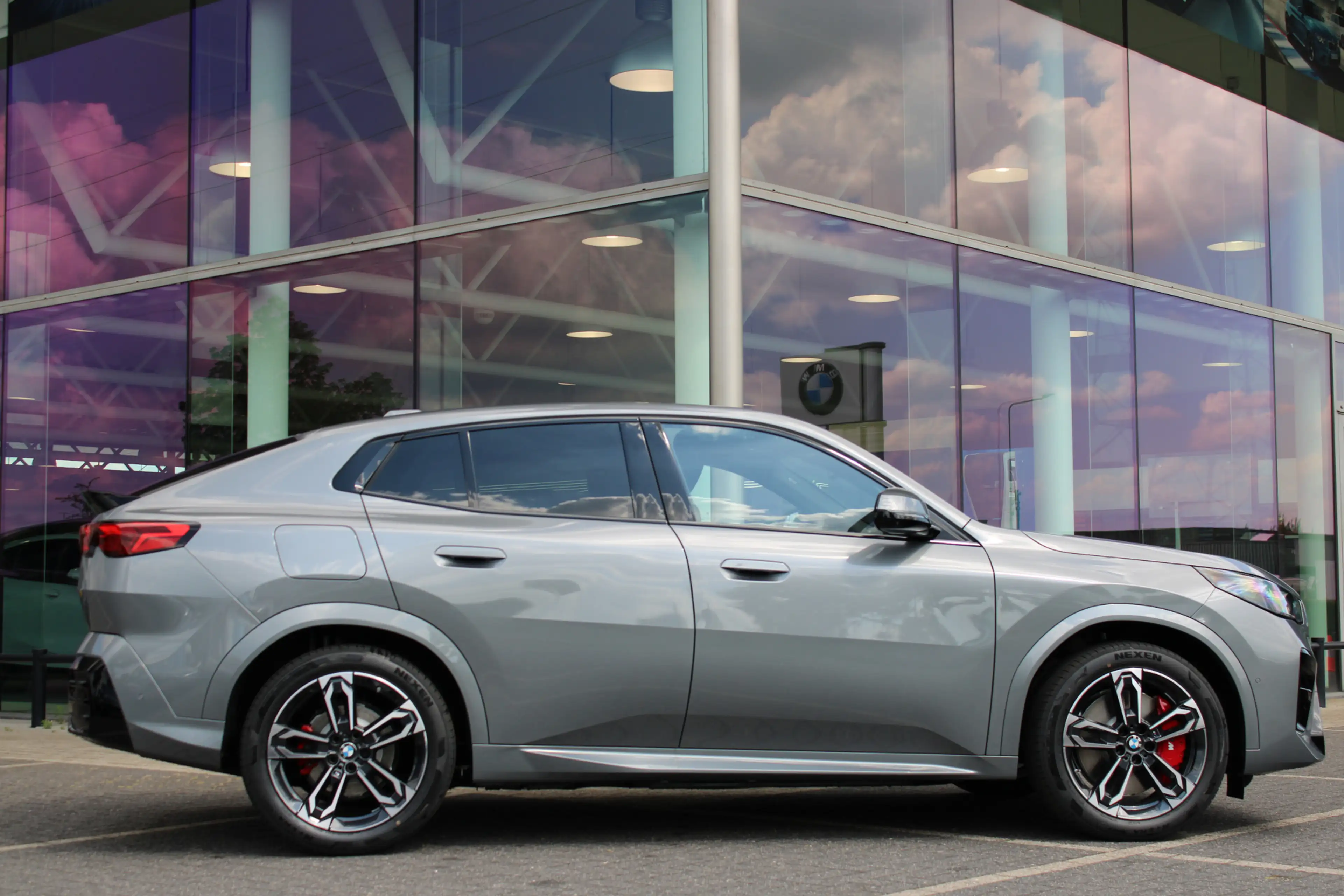 BMW iX2 eDrive20 M Sport / Panoramadak / Trekhaak / Sports — photo 7