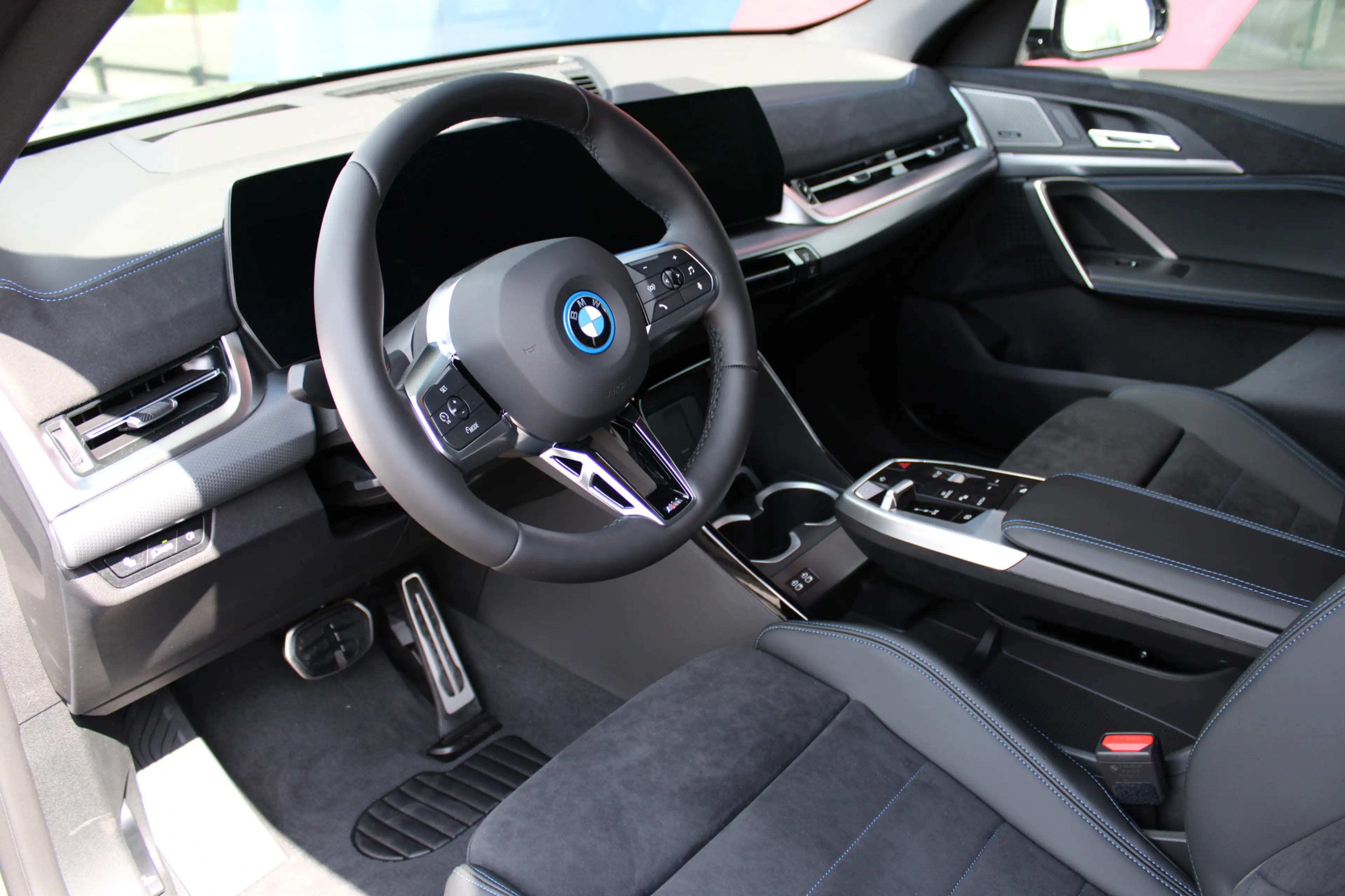 BMW iX2 eDrive20 M Sport / Panoramadak / Trekhaak / Sports — photo 3
