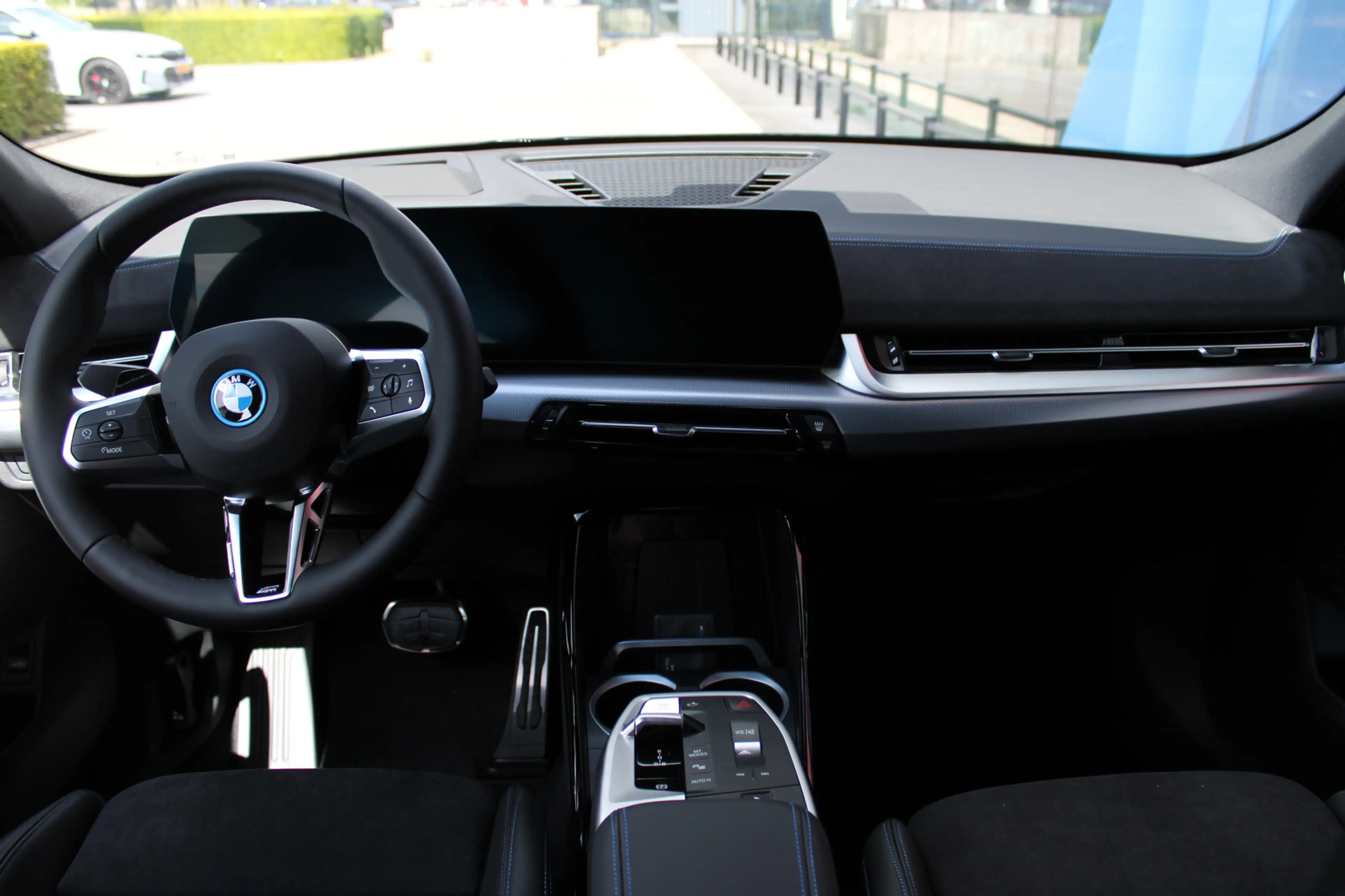 BMW iX2 eDrive20 M Sport / Panoramadak / Trekhaak / Sports — photo 10