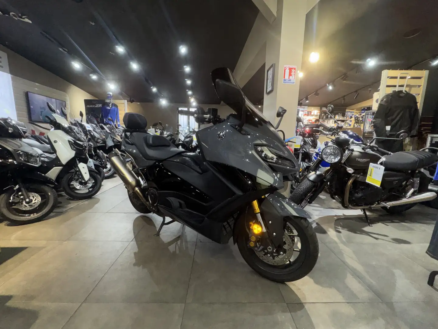 Yamaha TMAX 560 Grau - 1