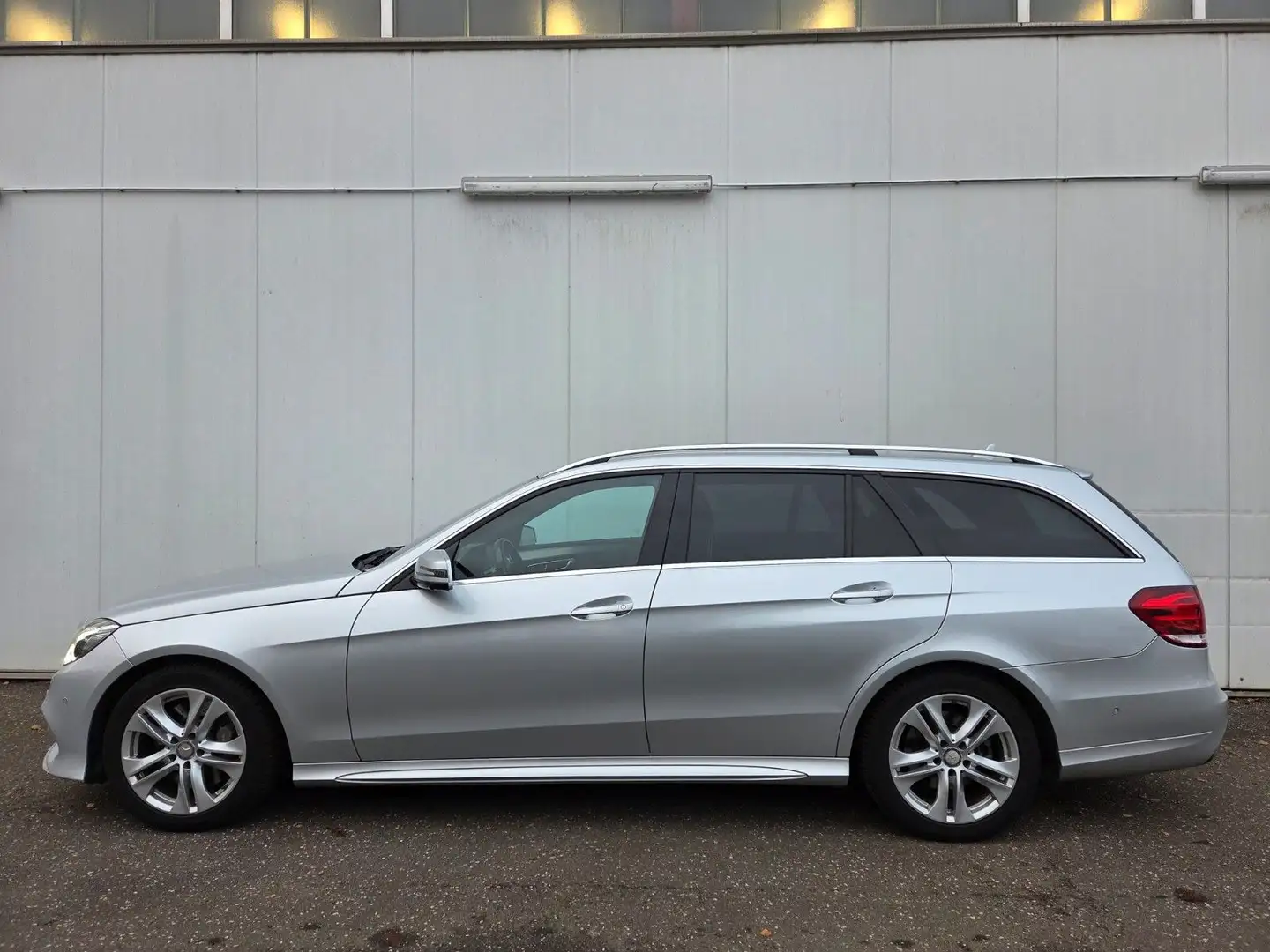 Mercedes-Benz E 350 T-Modell AMG-Line/LED/AHK/Kamera/T-Leder Silber - 1