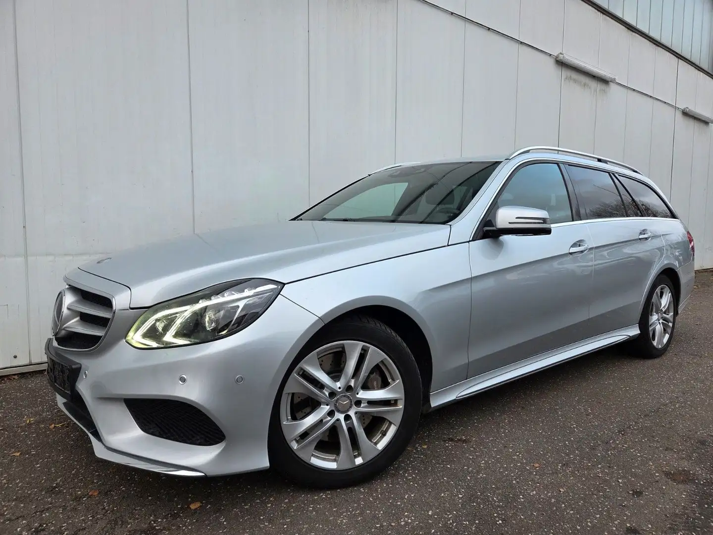 Mercedes-Benz E 350 T-Modell AMG-Line/LED/AHK/Kamera/T-Leder Silber - 2