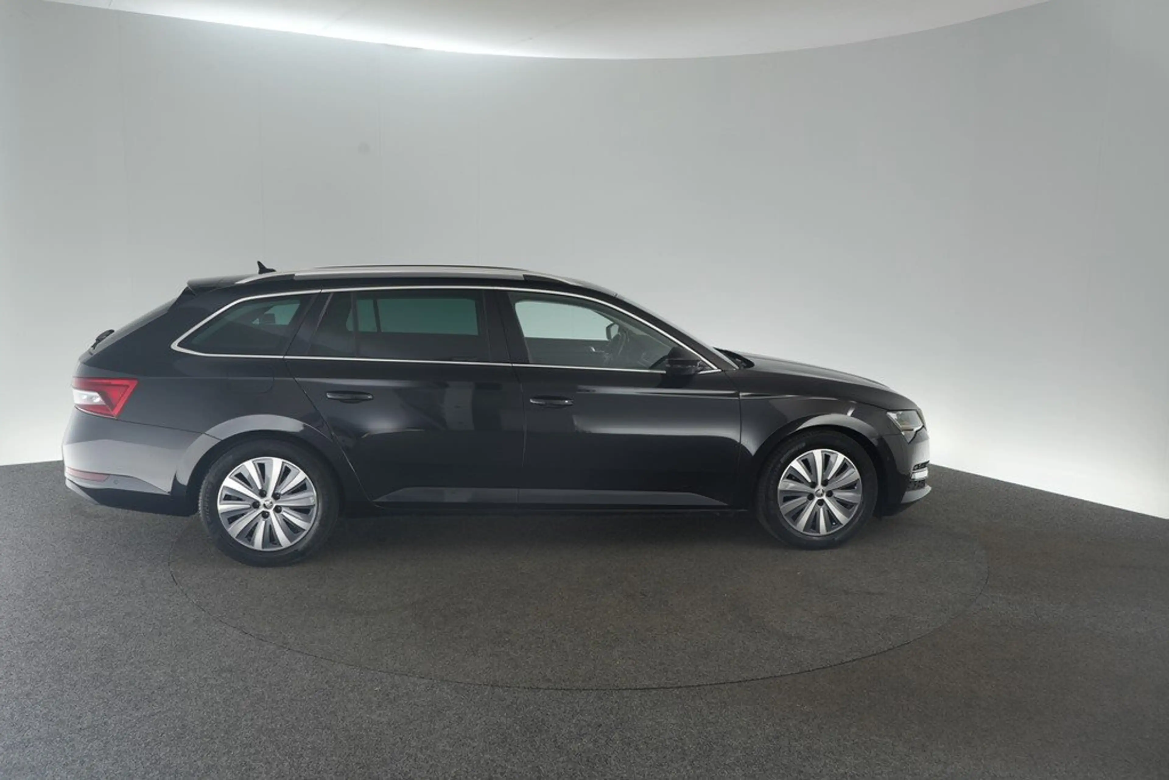 Skoda Superb Combi 2.0 TDI DSG Style Matrix ACC — photo 6