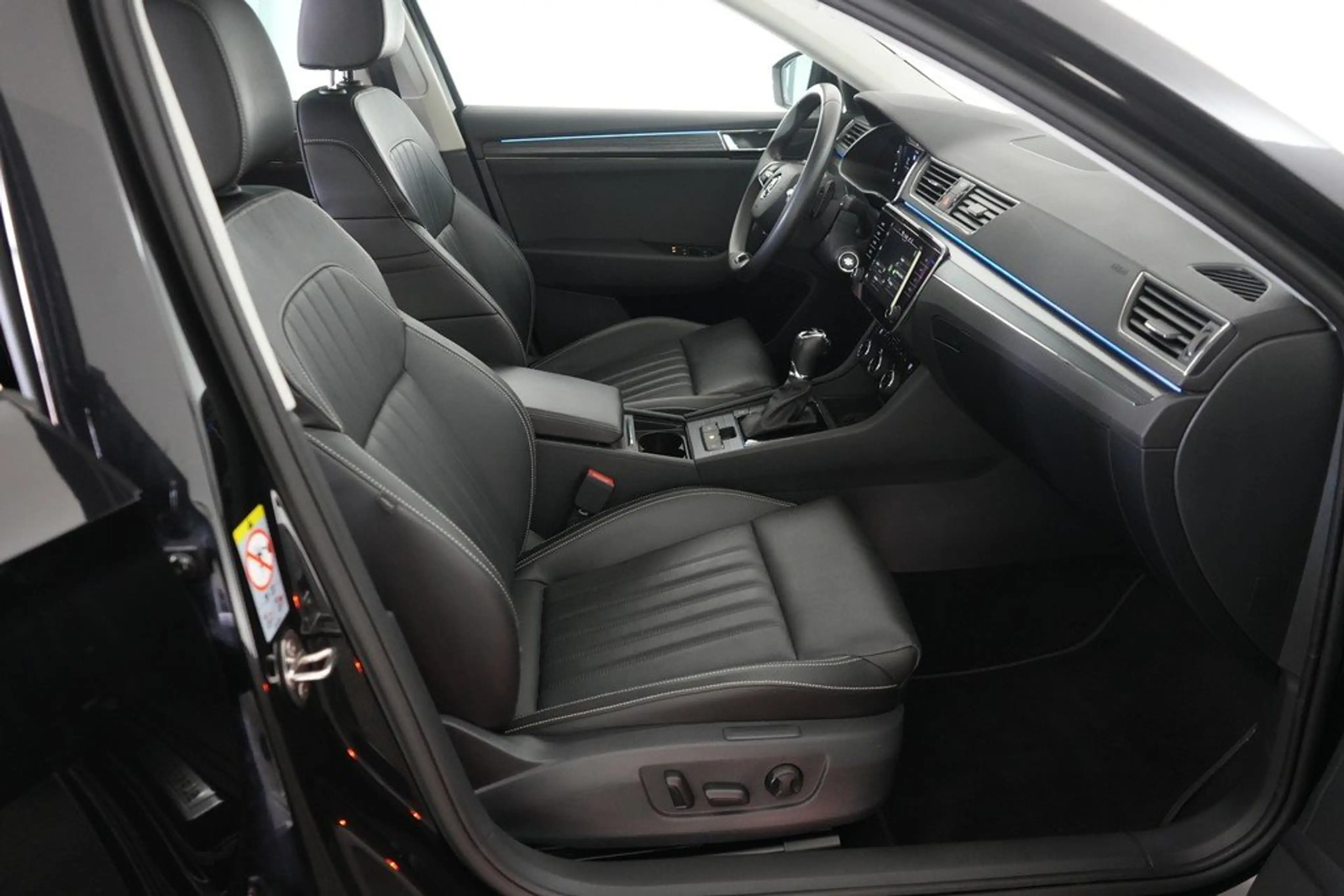 Skoda Superb Combi 2.0 TDI DSG Style Matrix ACC — photo 9