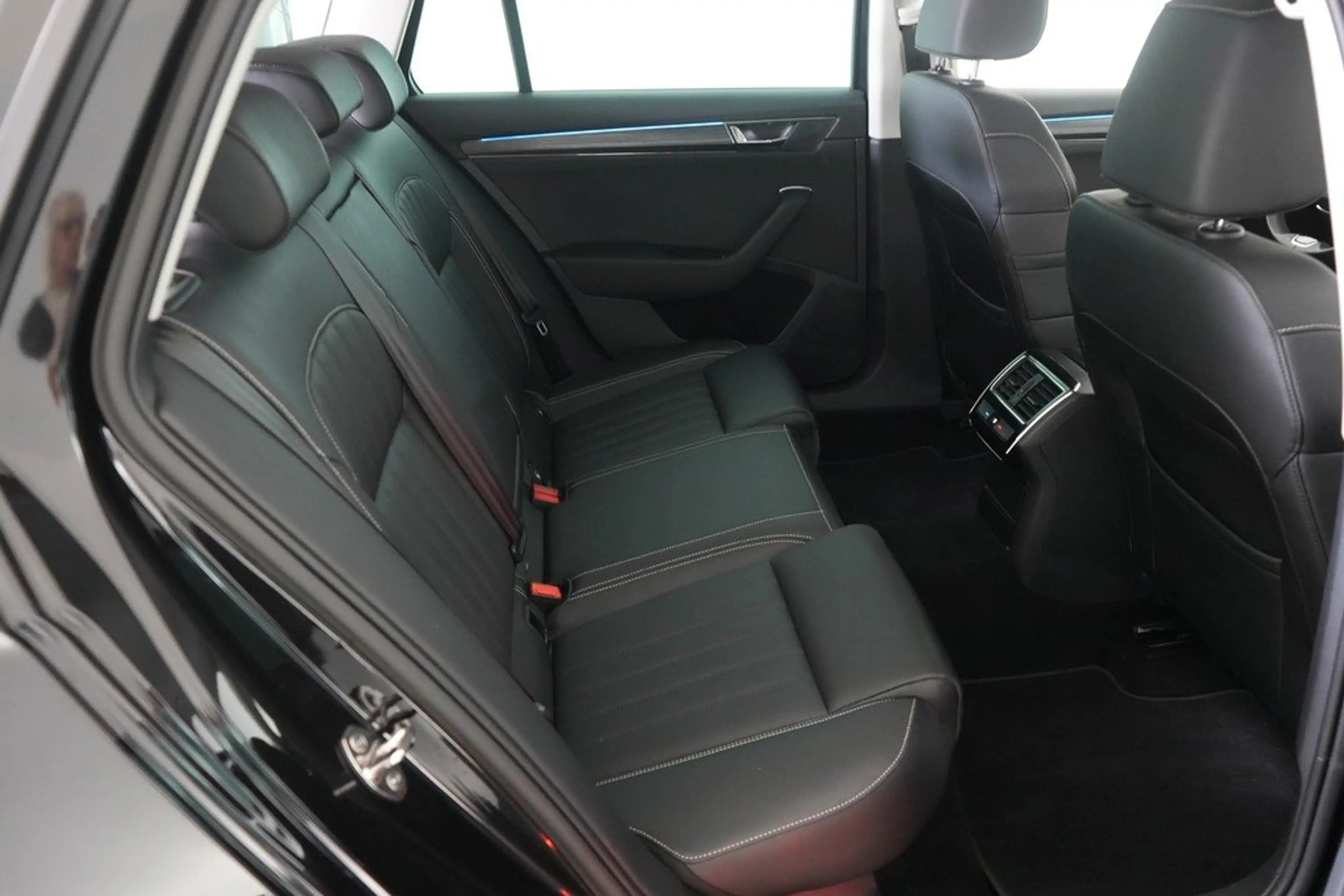 Skoda Superb Combi 2.0 TDI DSG Style Matrix ACC — photo 10