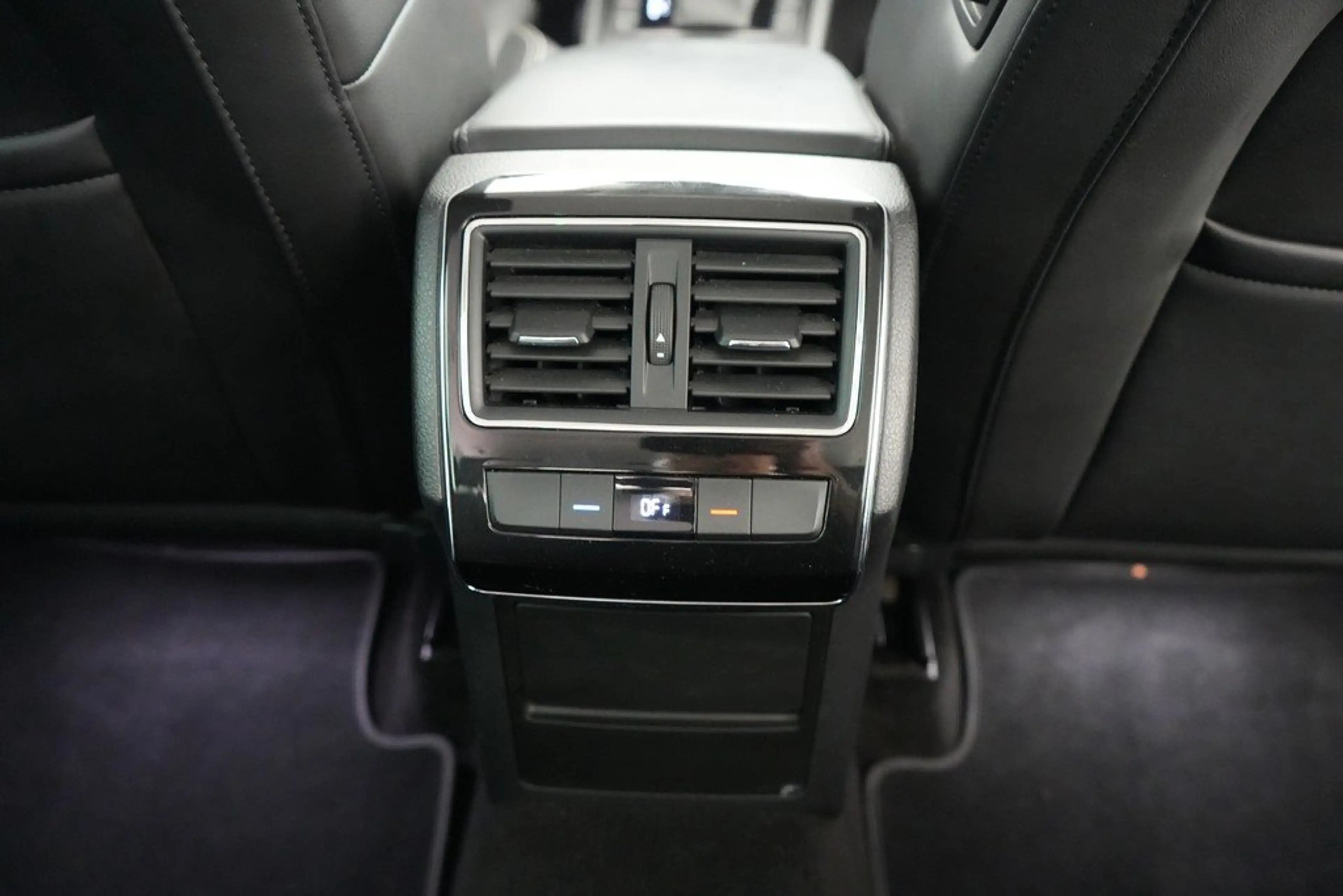 Skoda Superb Combi 2.0 TDI DSG Style Matrix ACC — photo 15