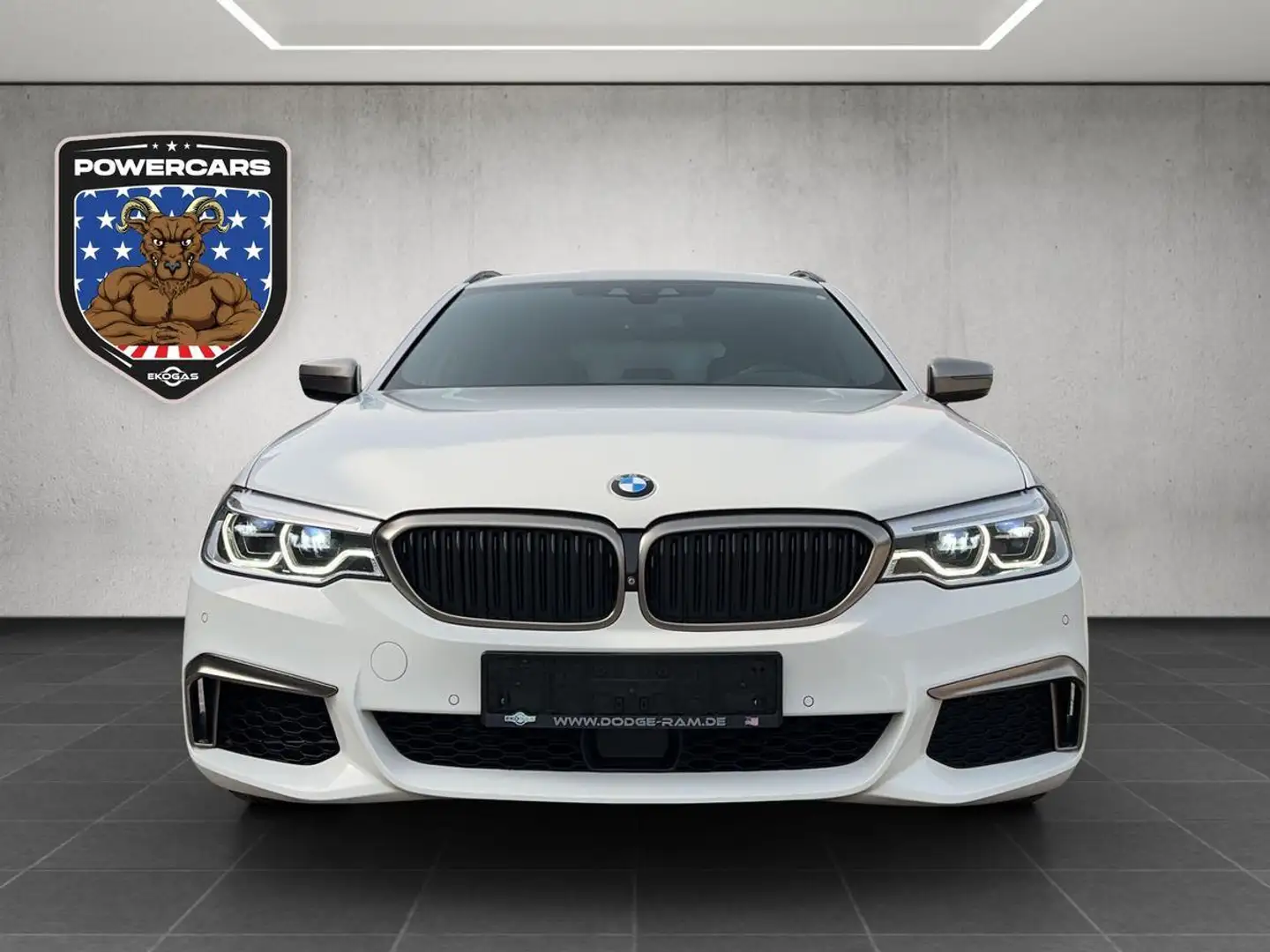 BMW 550 d 3.0 xDrive,ACC,Harmann&Kardon,Pano Bílá - 2