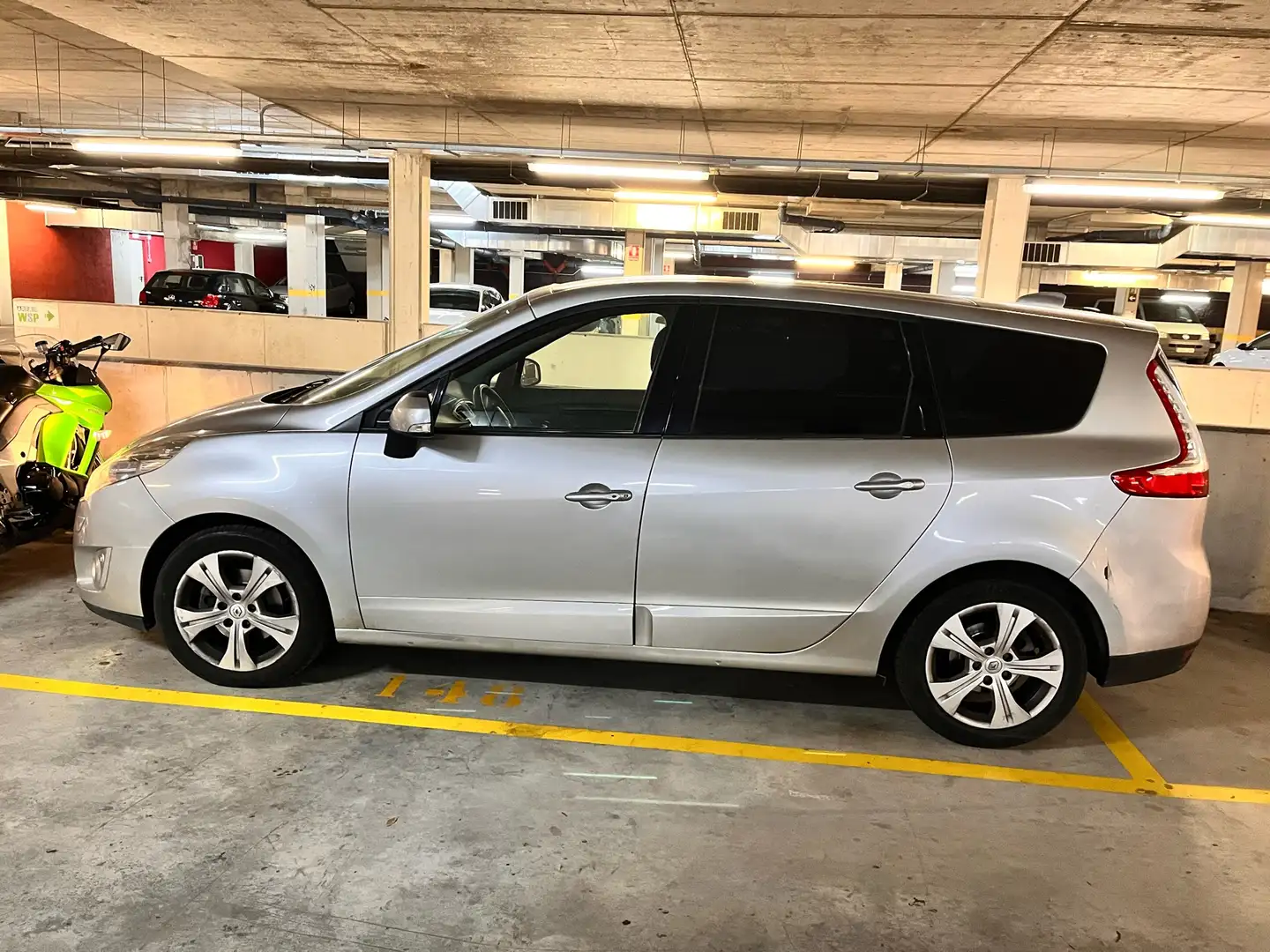 Renault Grand Scenic Scénic 1.9dCi Dynamique 7pl. Plateado - 1