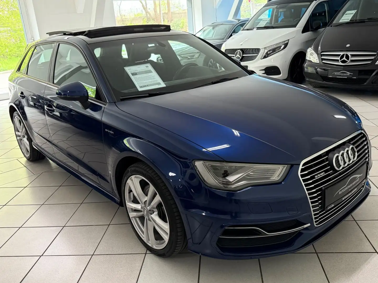 Audi A3 Sportback e-tron S-Line Navi Pano Leder Xenon Blau - 2