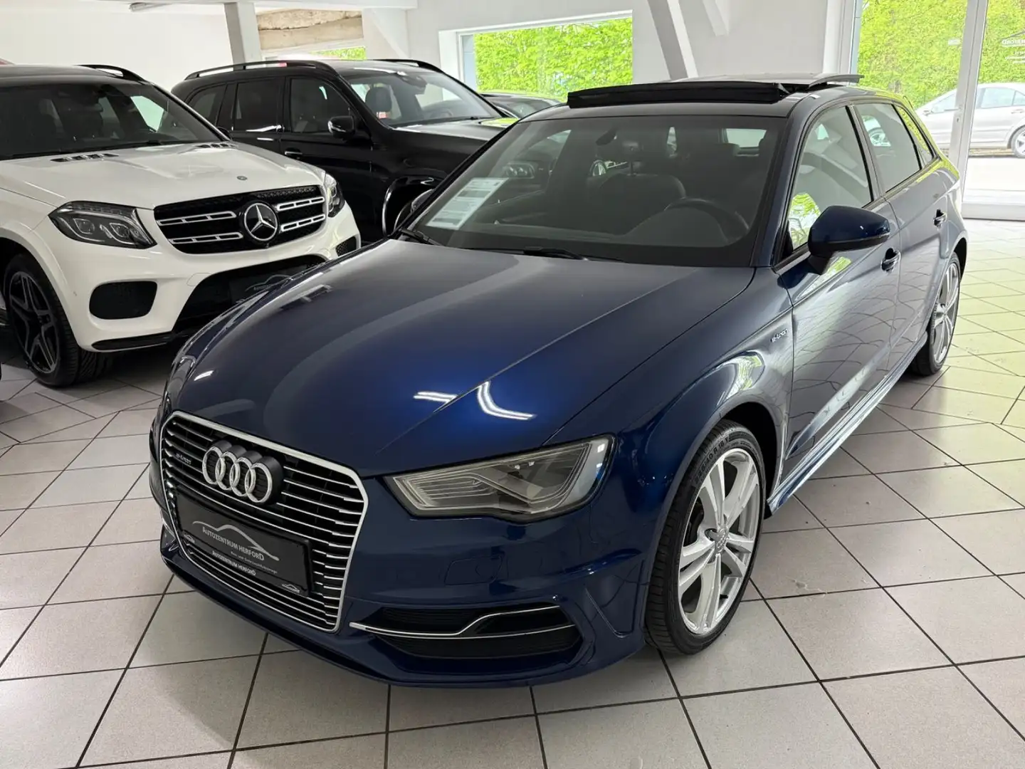 Audi A3 Sportback e-tron S-Line Navi Pano Leder Xenon Blau - 1