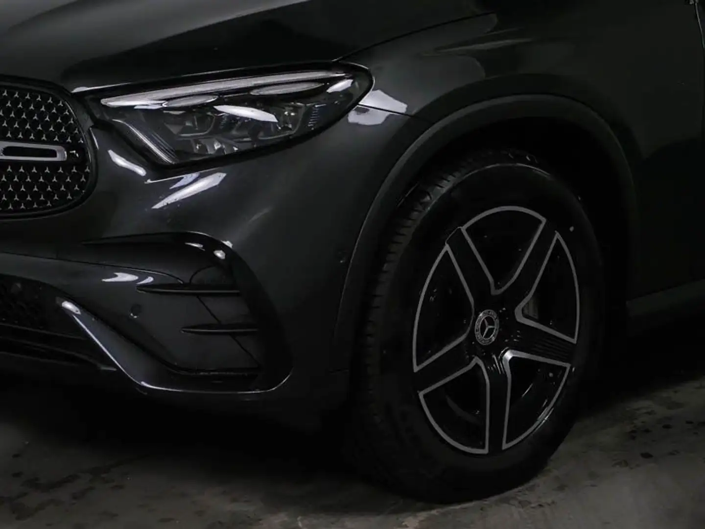 Mercedes-Benz GLC 300 4M AMG Plus *Airmatic*STDHZG*Pano*Night* Grau - 2