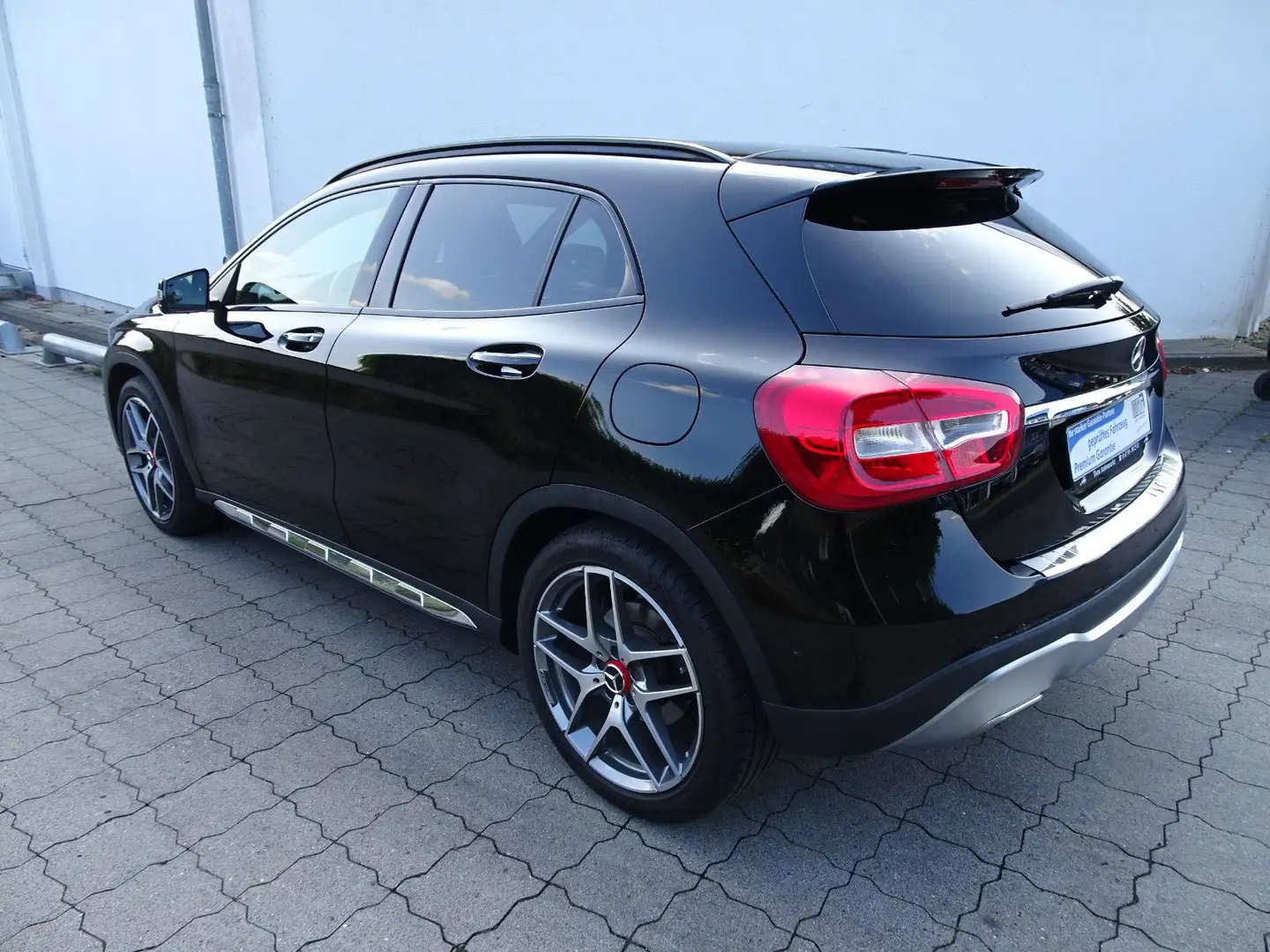 Mercedes-Benz GLA 180 AMG / Leder /Navi Schwarz - 2