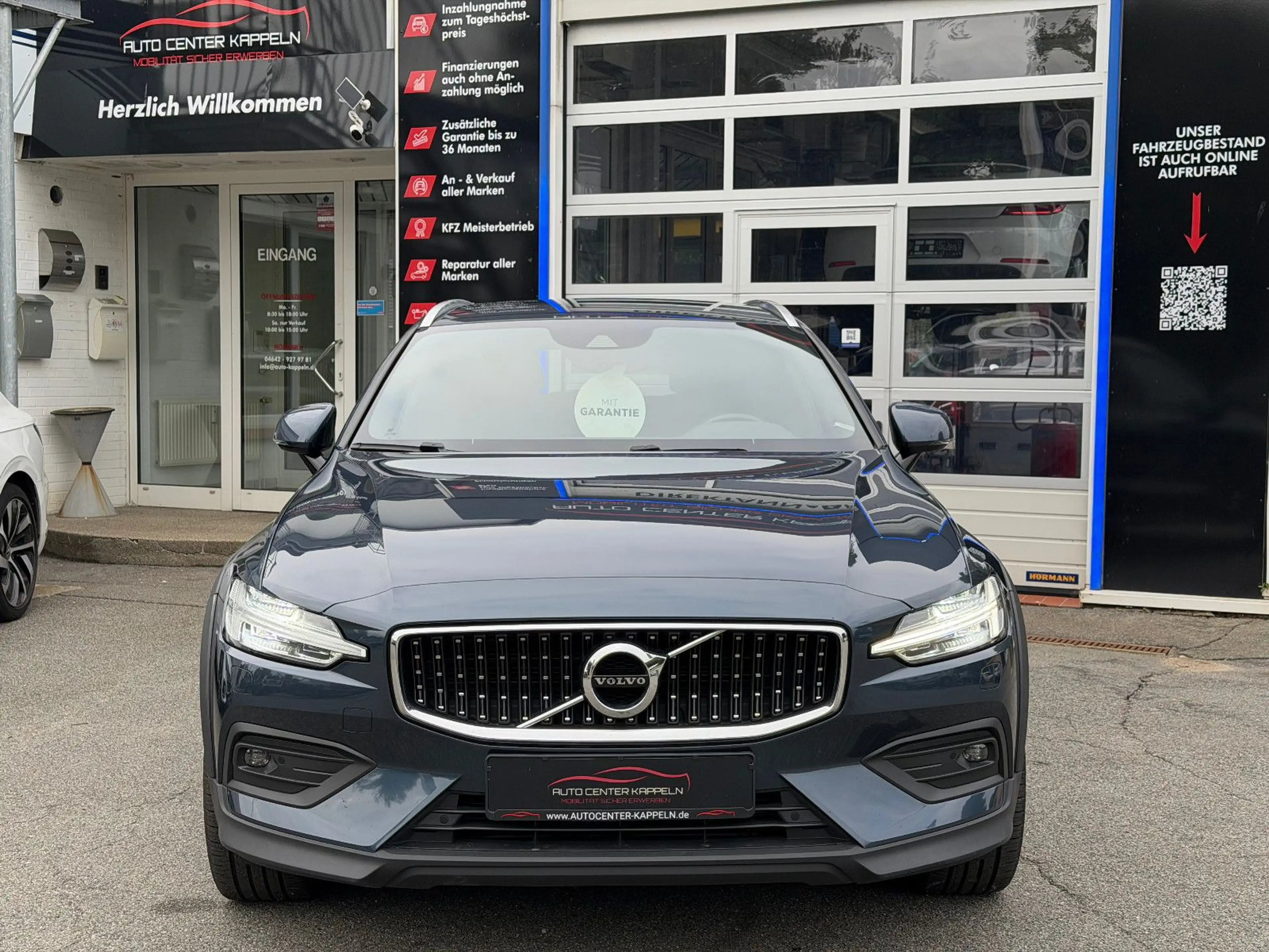 Volvo V60 Cross Country Momentum Pro AWD (MEMORY-H&K) — photo 2