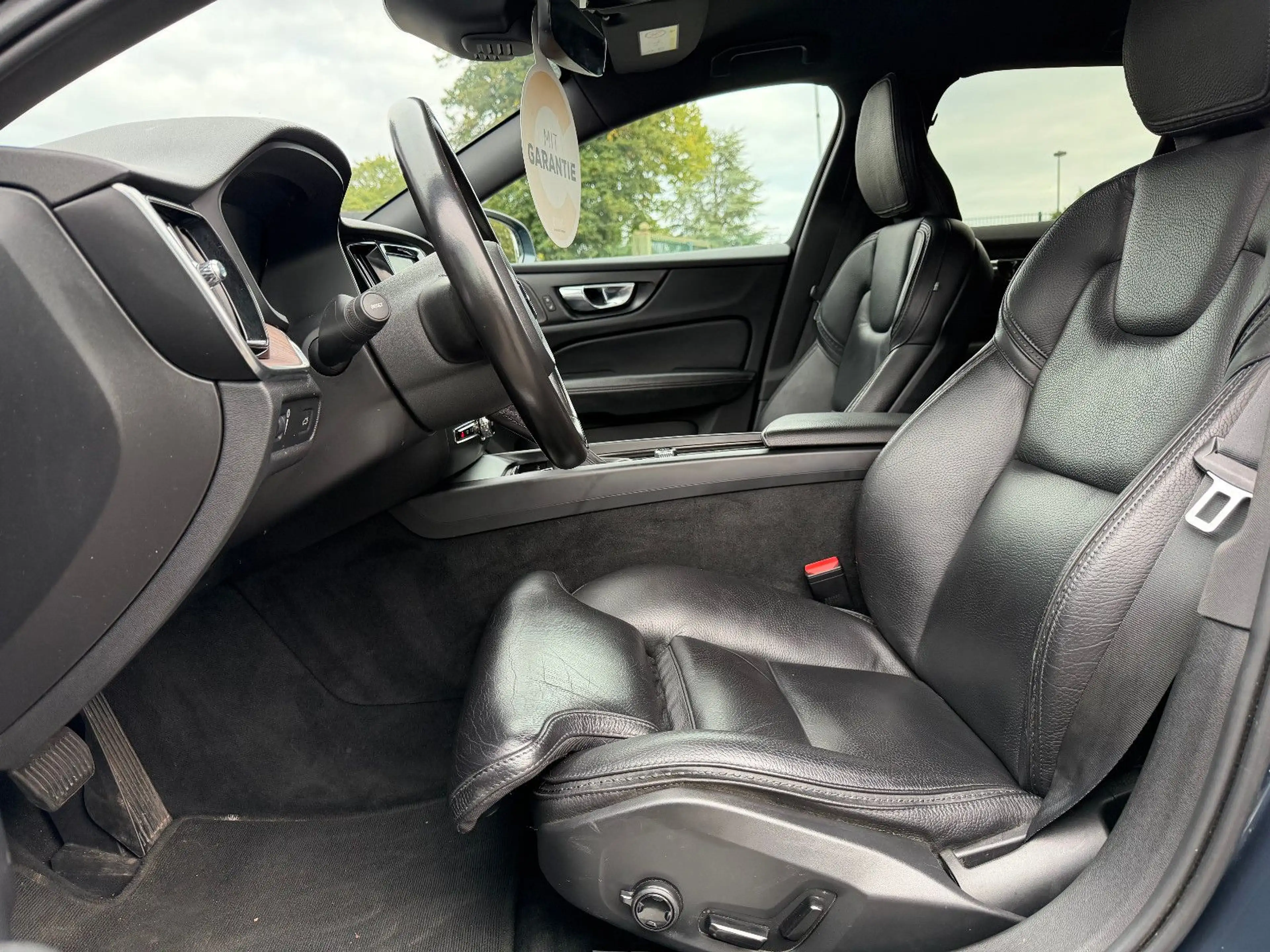 Volvo V60 Cross Country Momentum Pro AWD (MEMORY-H&K) — photo 11