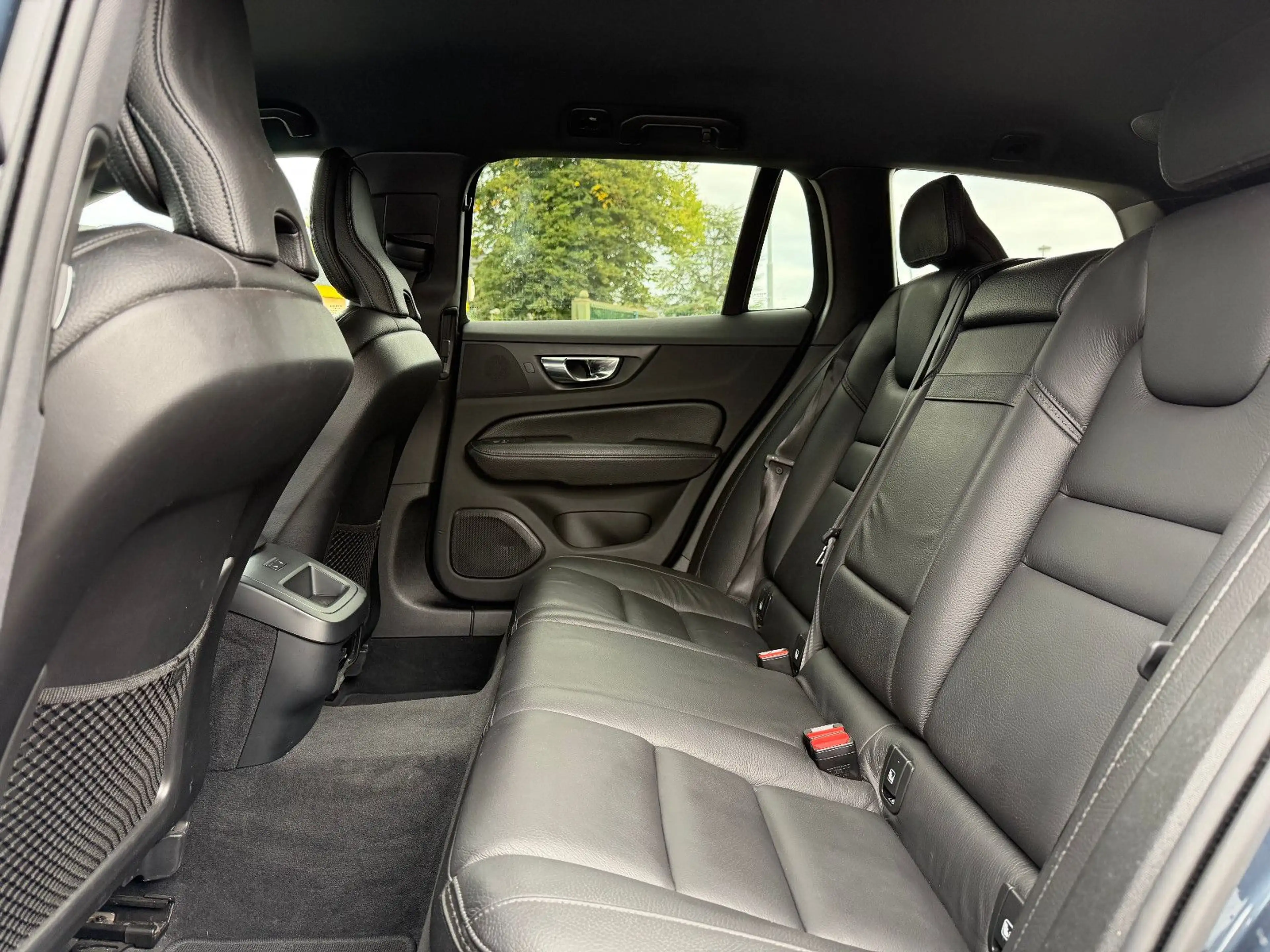 Volvo V60 Cross Country Momentum Pro AWD (MEMORY-H&K) — photo 13