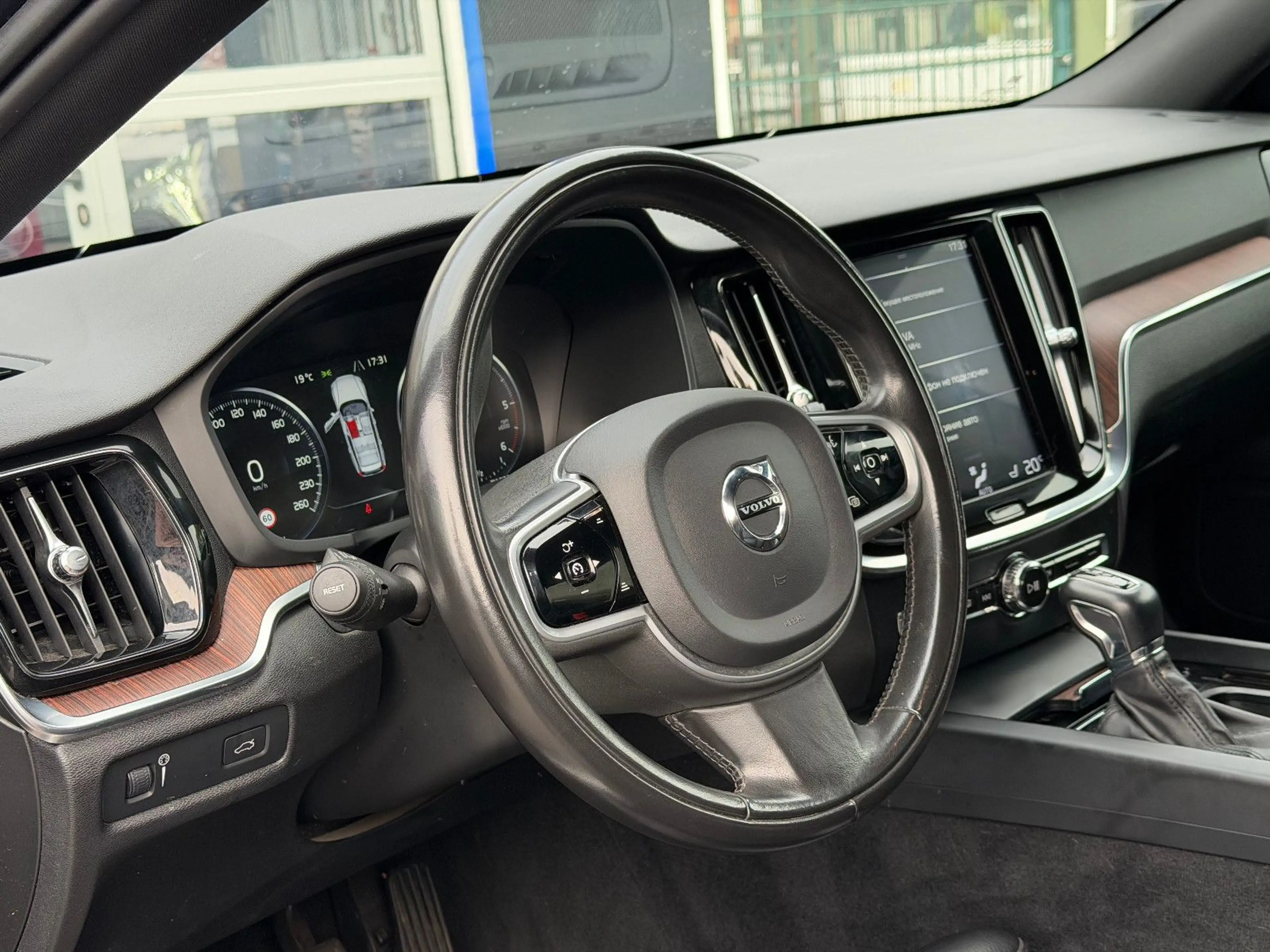 Volvo V60 Cross Country Momentum Pro AWD (MEMORY-H&K) — photo 12