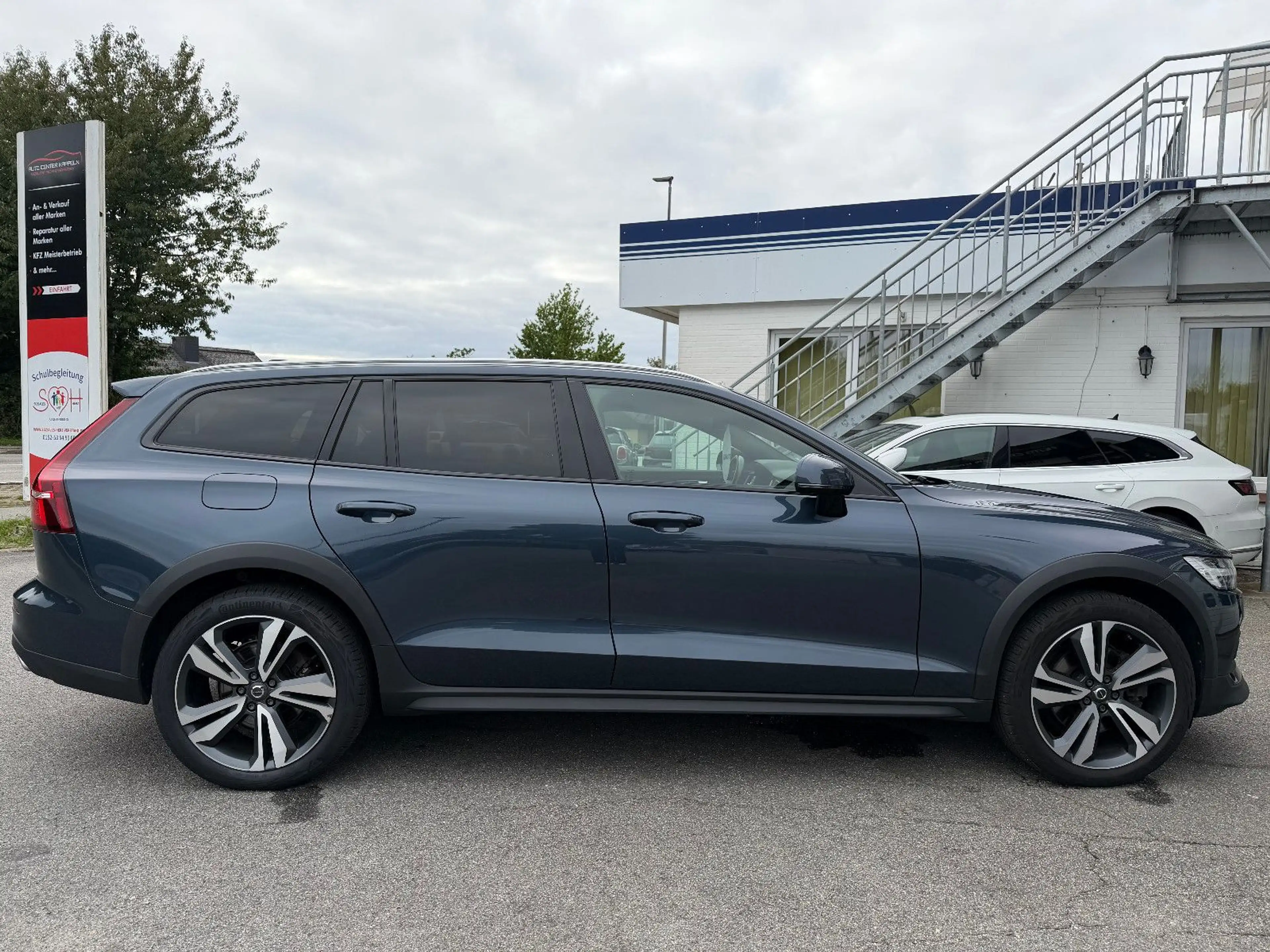 Volvo V60 Cross Country Momentum Pro AWD (MEMORY-H&K) — photo 9