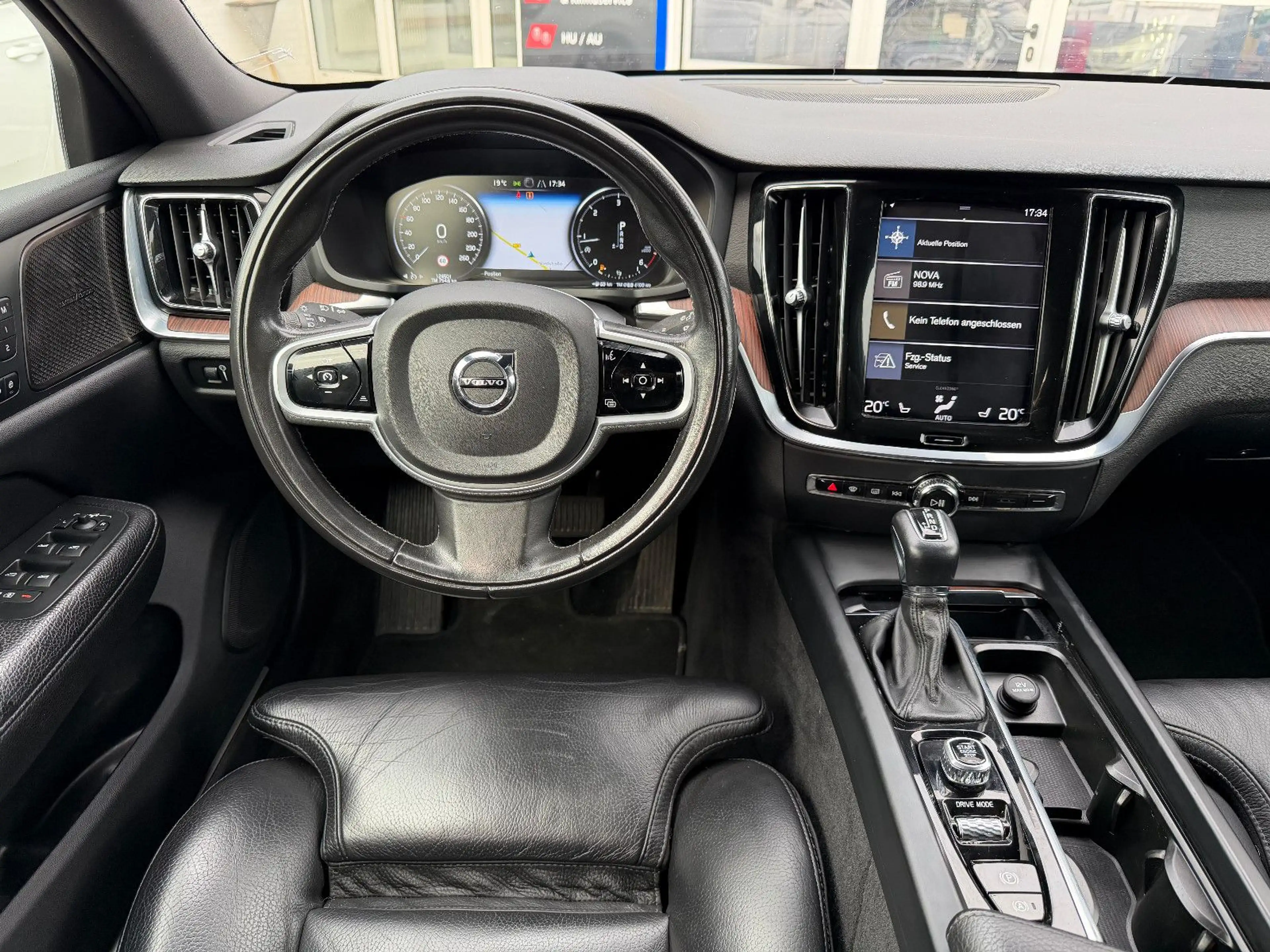 Volvo V60 Cross Country Momentum Pro AWD (MEMORY-H&K) — photo 14