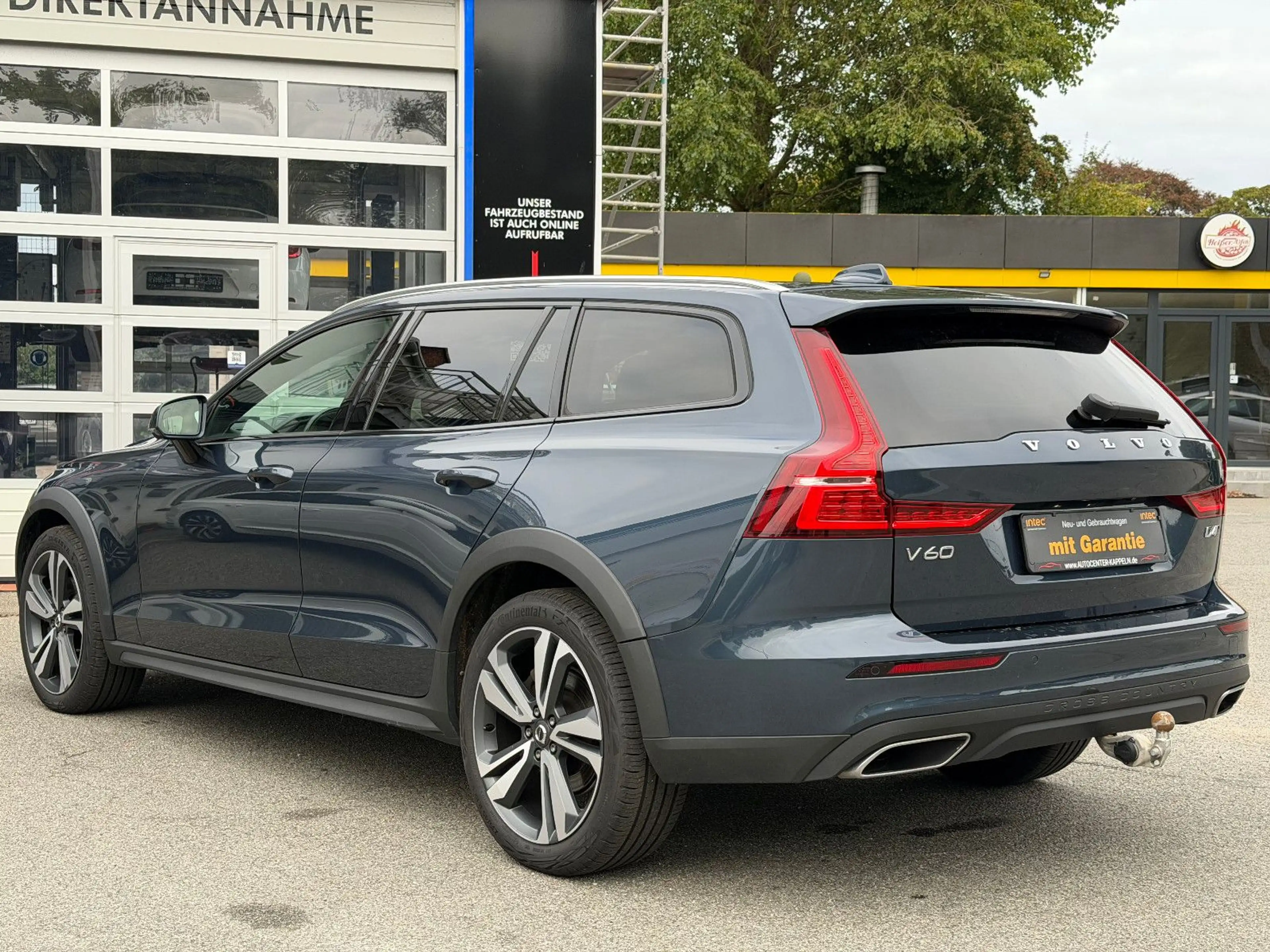 Volvo V60 Cross Country Momentum Pro AWD (MEMORY-H&K) — photo 6