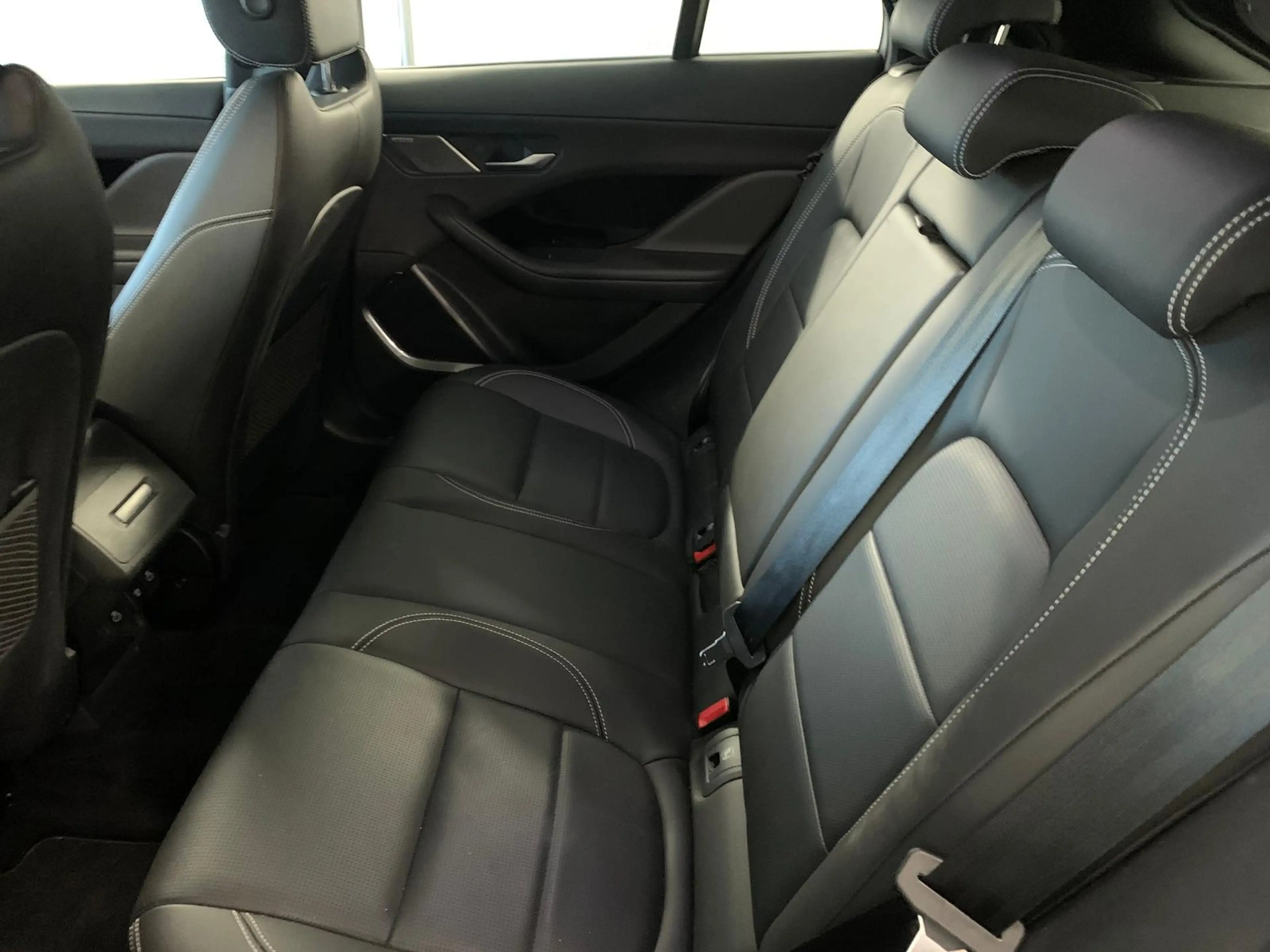 Jaguar I-Pace EV400 BlackPack Pano|Memo|Kam|Keyless|22" — photo 10