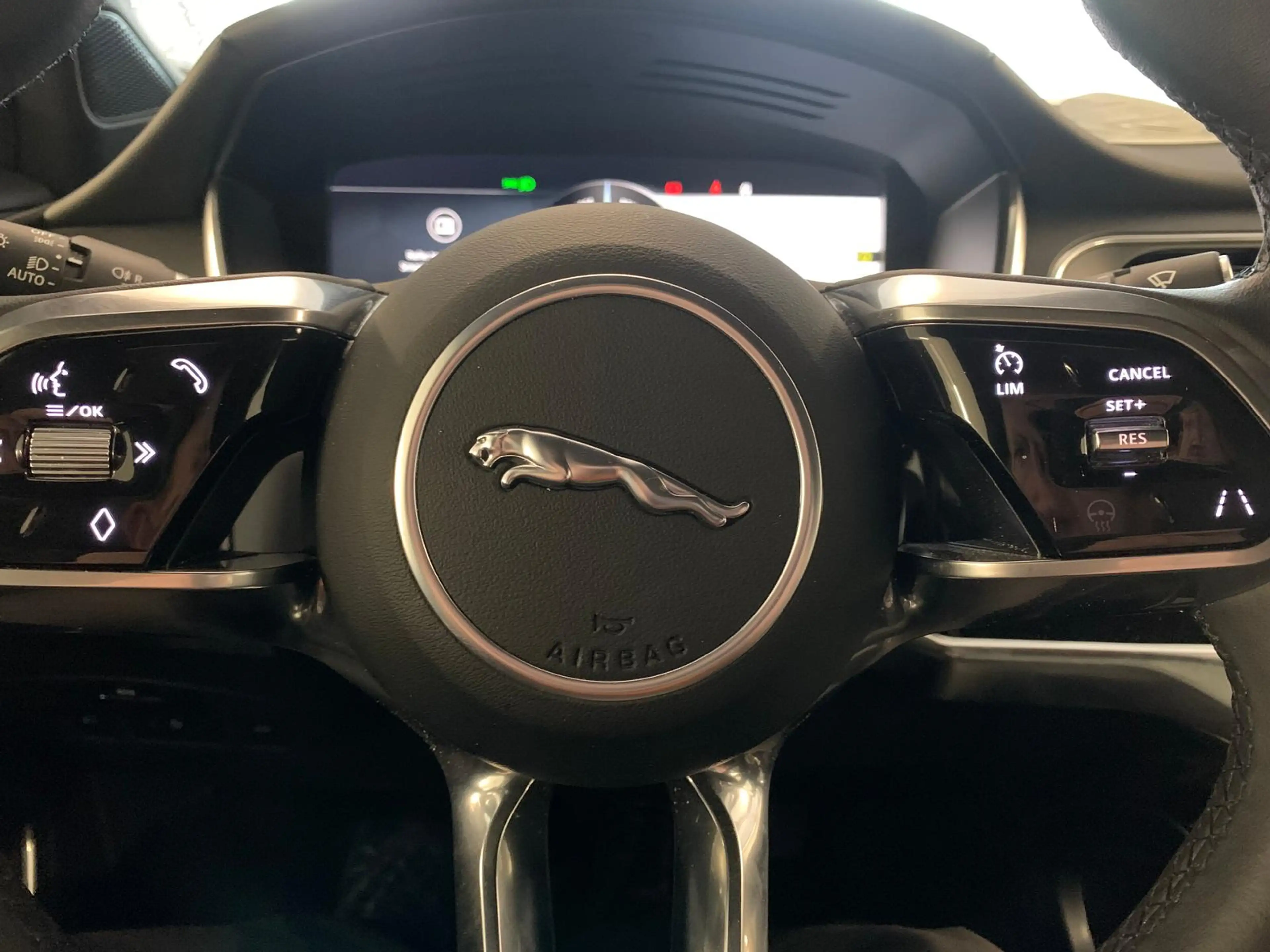 Jaguar I-Pace EV400 BlackPack Pano|Memo|Kam|Keyless|22" — photo 14
