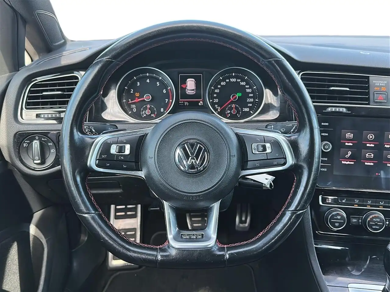 Volkswagen Golf GTI снимка Volkswagen Golf GTI