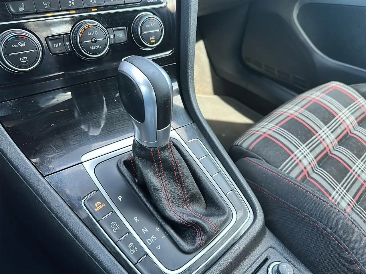 Volkswagen Golf GTI снимка Volkswagen Golf GTI