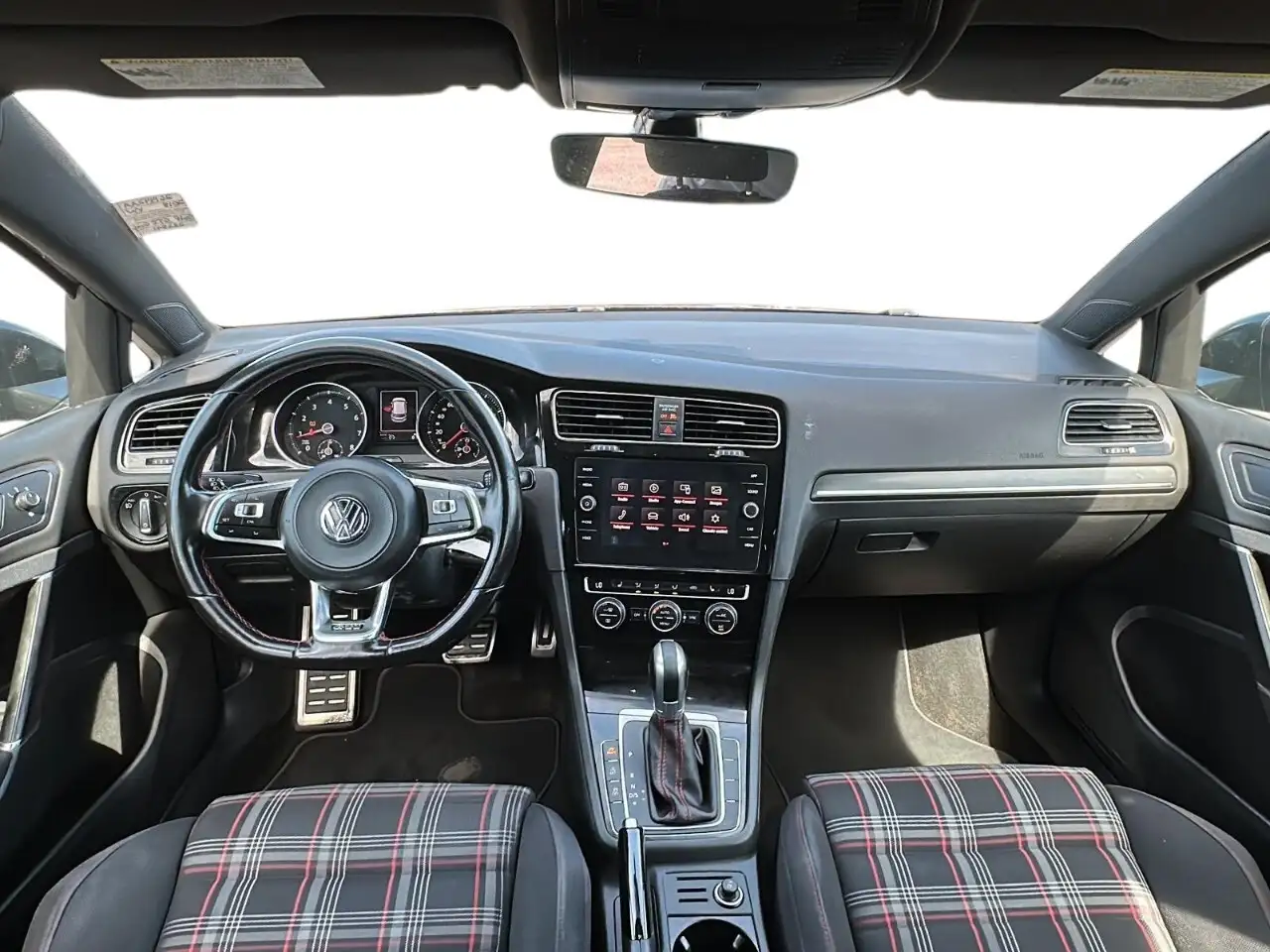 Volkswagen Golf GTI снимка Volkswagen Golf GTI