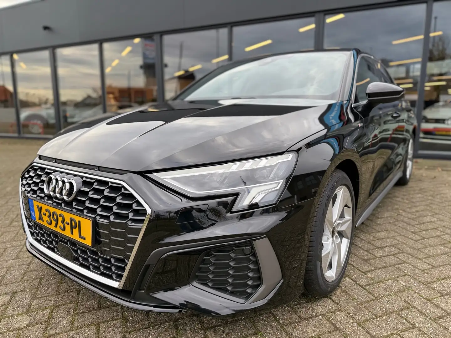 Audi A3 Sportback 35 TFSI S edition Zwart - 1