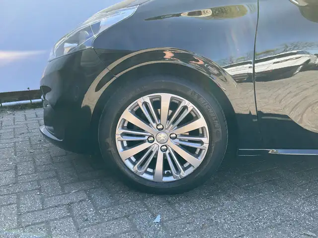 Peugeot 208 view 15